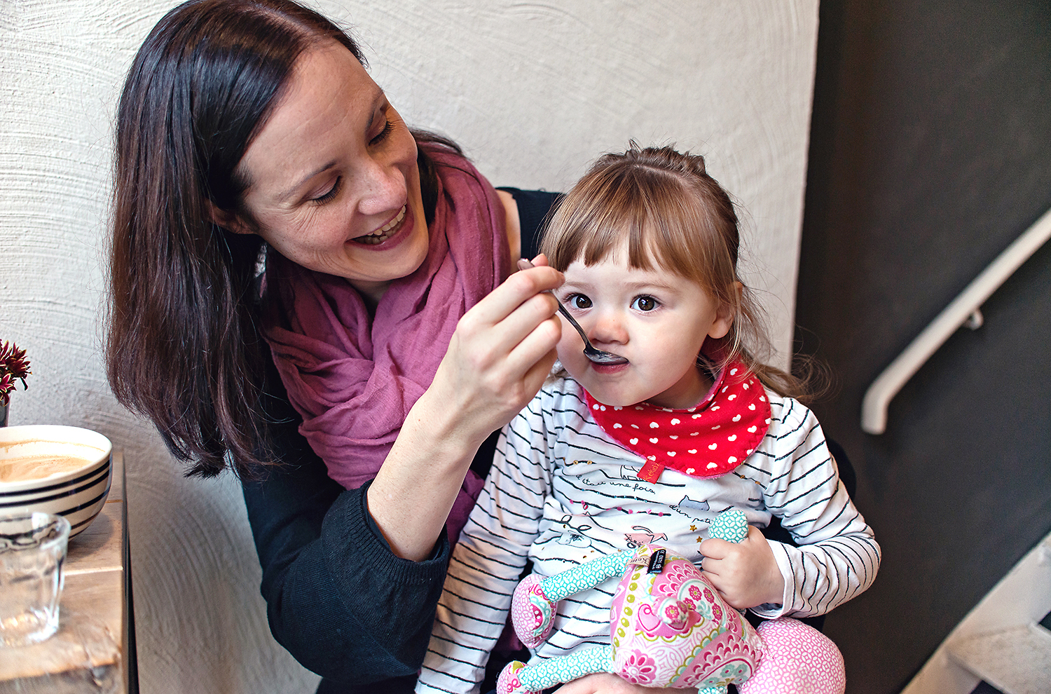 Kreative Familienfotos Berlin Fotoshooting Im Cafe Black Coffee Pharmacy Kinderfotografie Babyfotografie Berlin Familienfotografie Workshop Fotografie Kurs Fur Anfanger