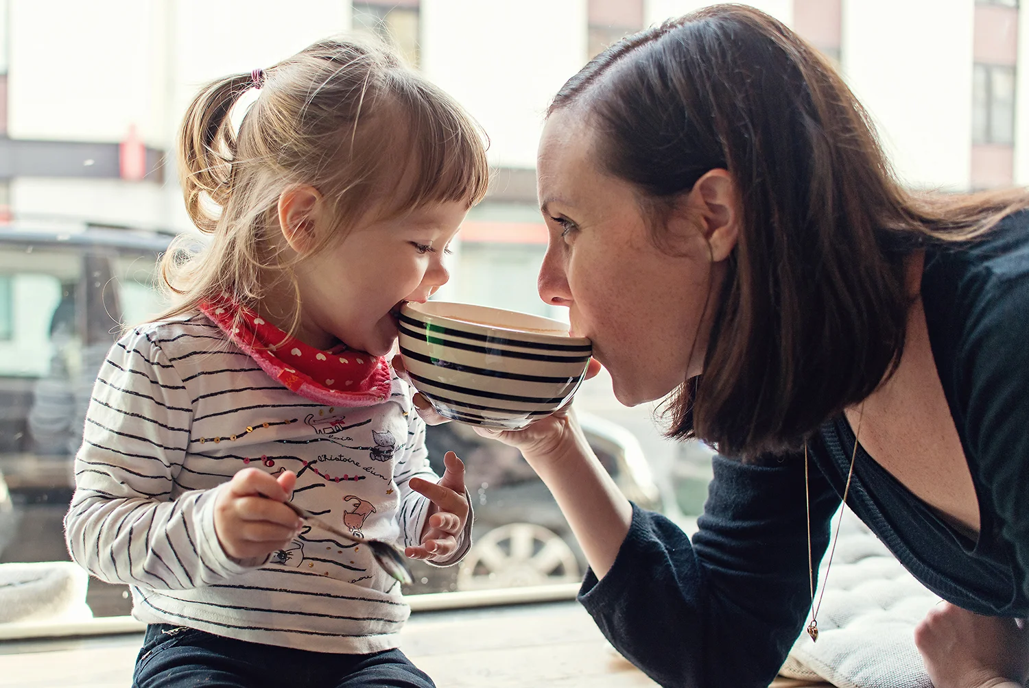Kreative Familienfotos Berlin Fotoshooting Im Cafe Black Coffee Pharmacy Kinderfotografie Babyfotografie Berlin Familienfotografie Workshop Fotografie Kurs Fur Anfanger