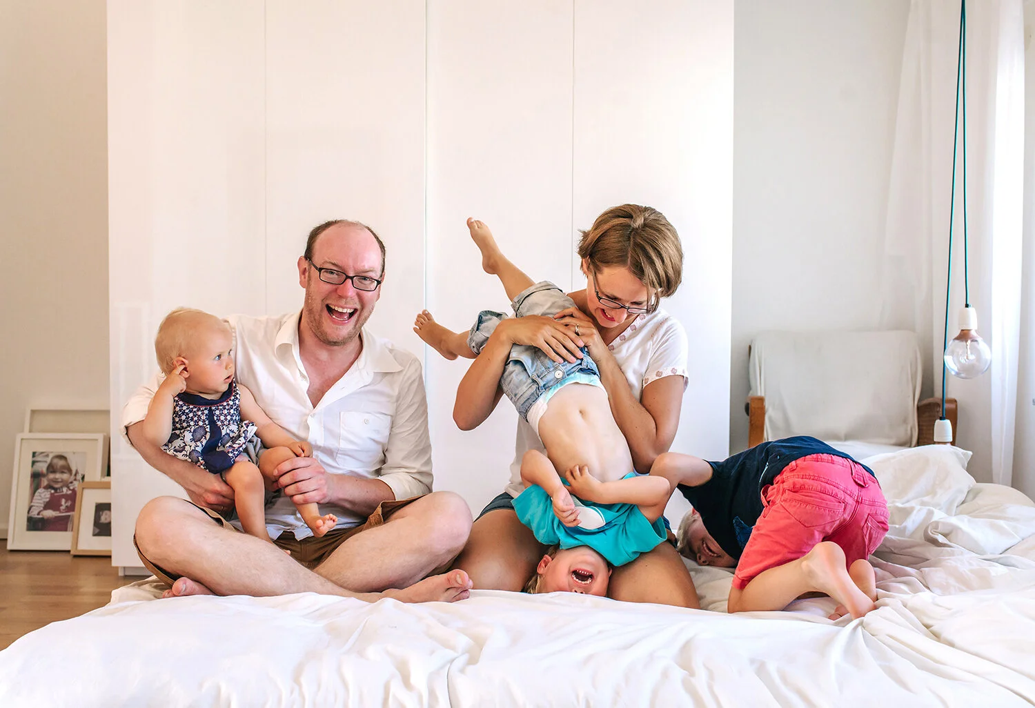 Familienfotos zu Hause auf dem Bett