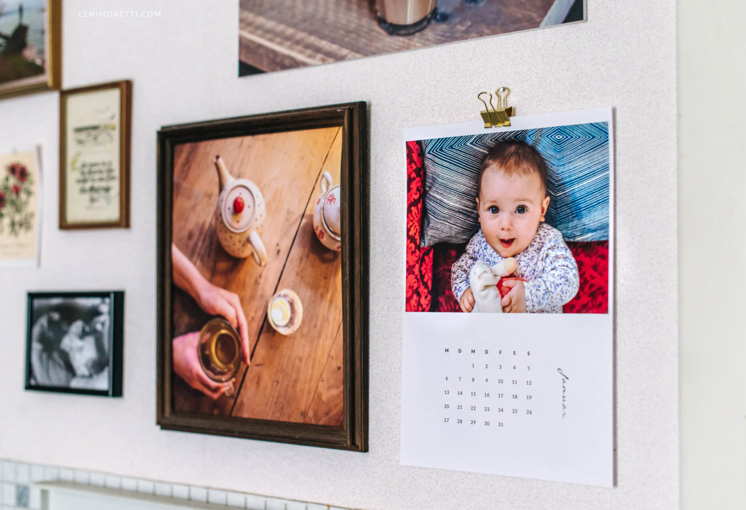 Fotokalender Vorlage 2027 mit Foto an der Wand aufgehängt