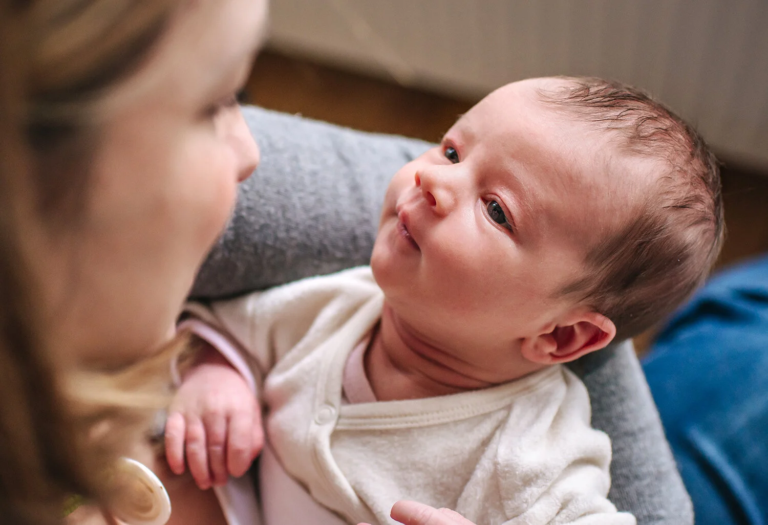 Entspannte Familienfotos mit Baby zu Hause 