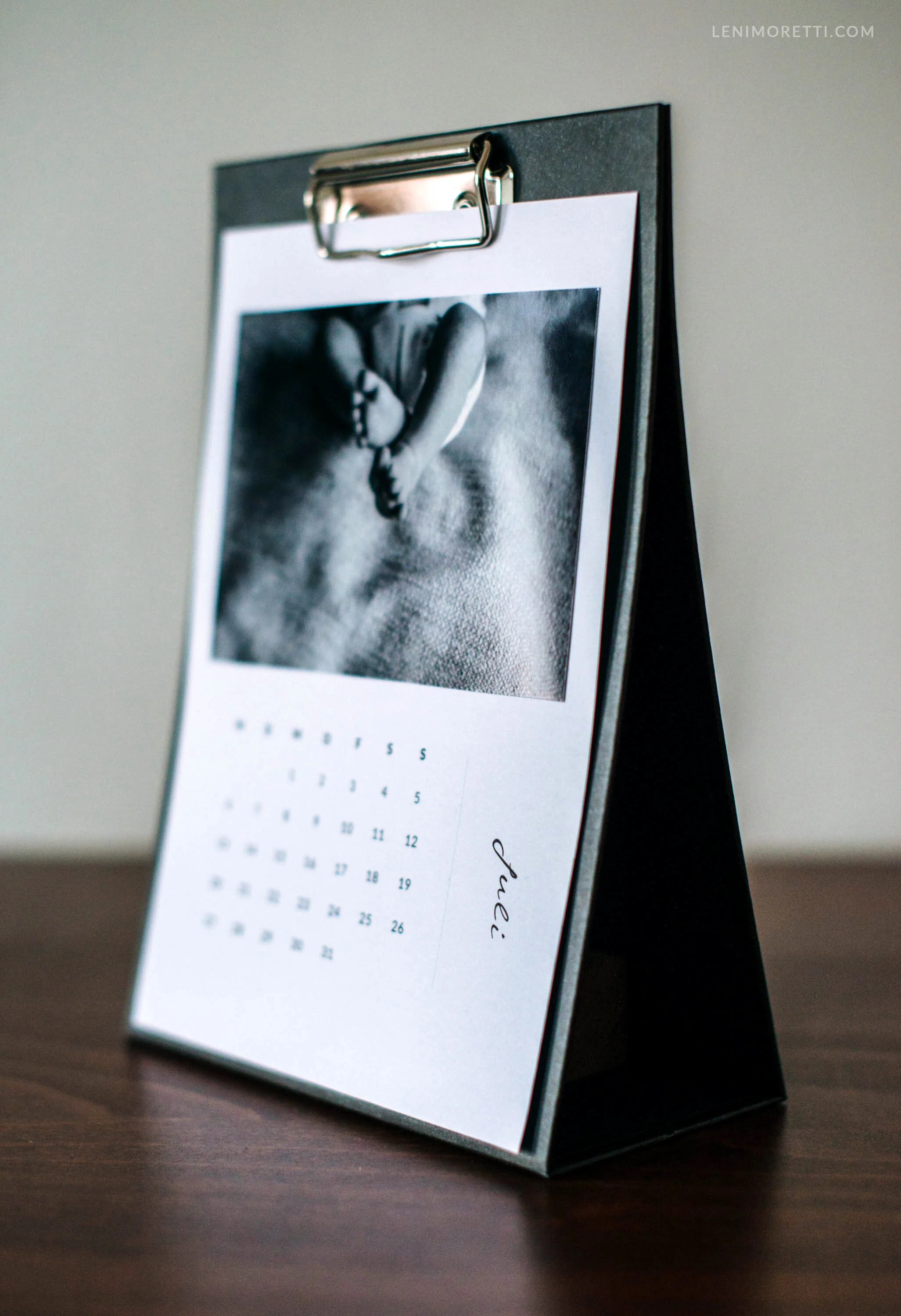 Fotokalender auf einem schwarzen Klemmbrett.