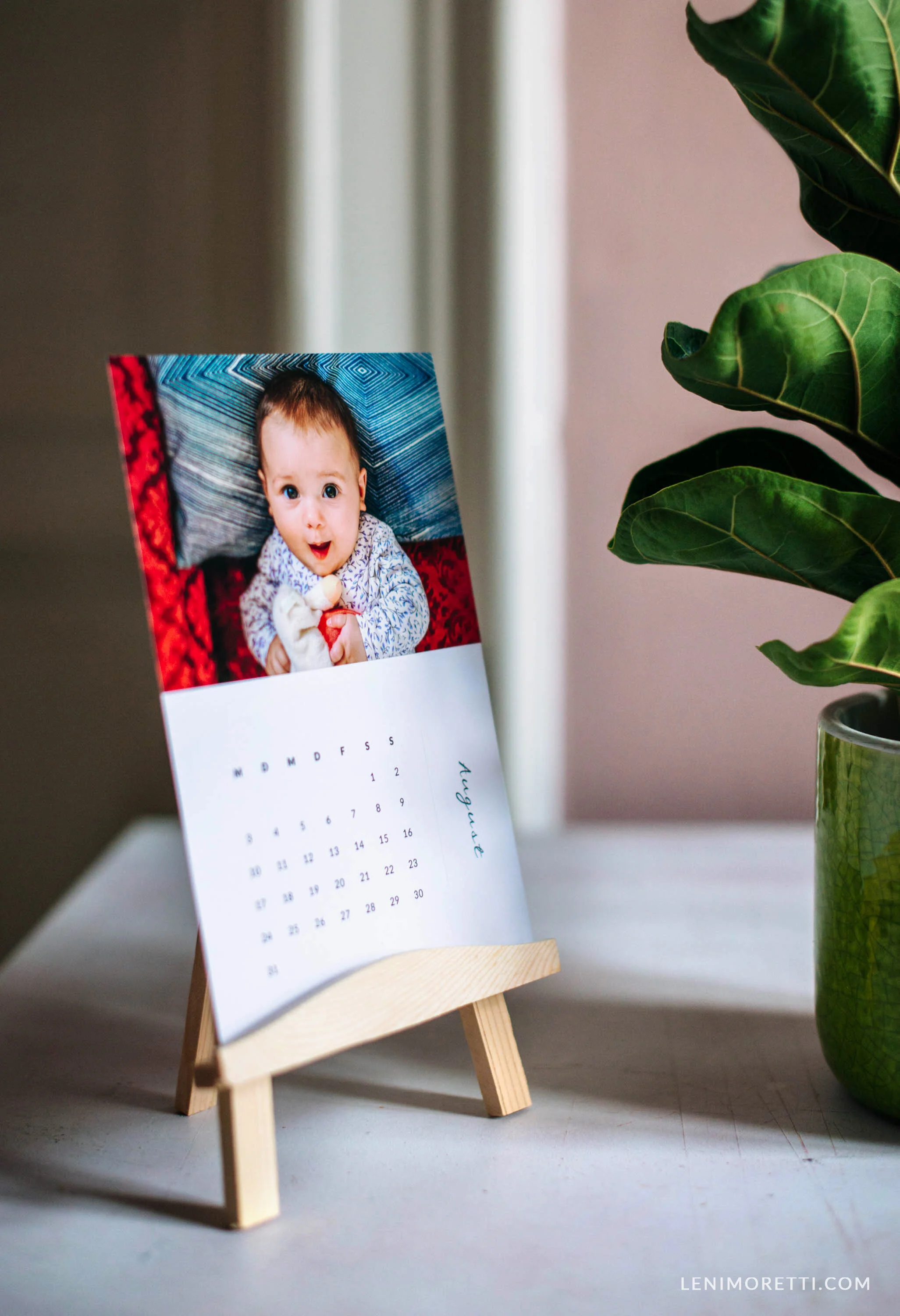 Fotokalender auf einer kleinen Holzstaffelei im Format A5