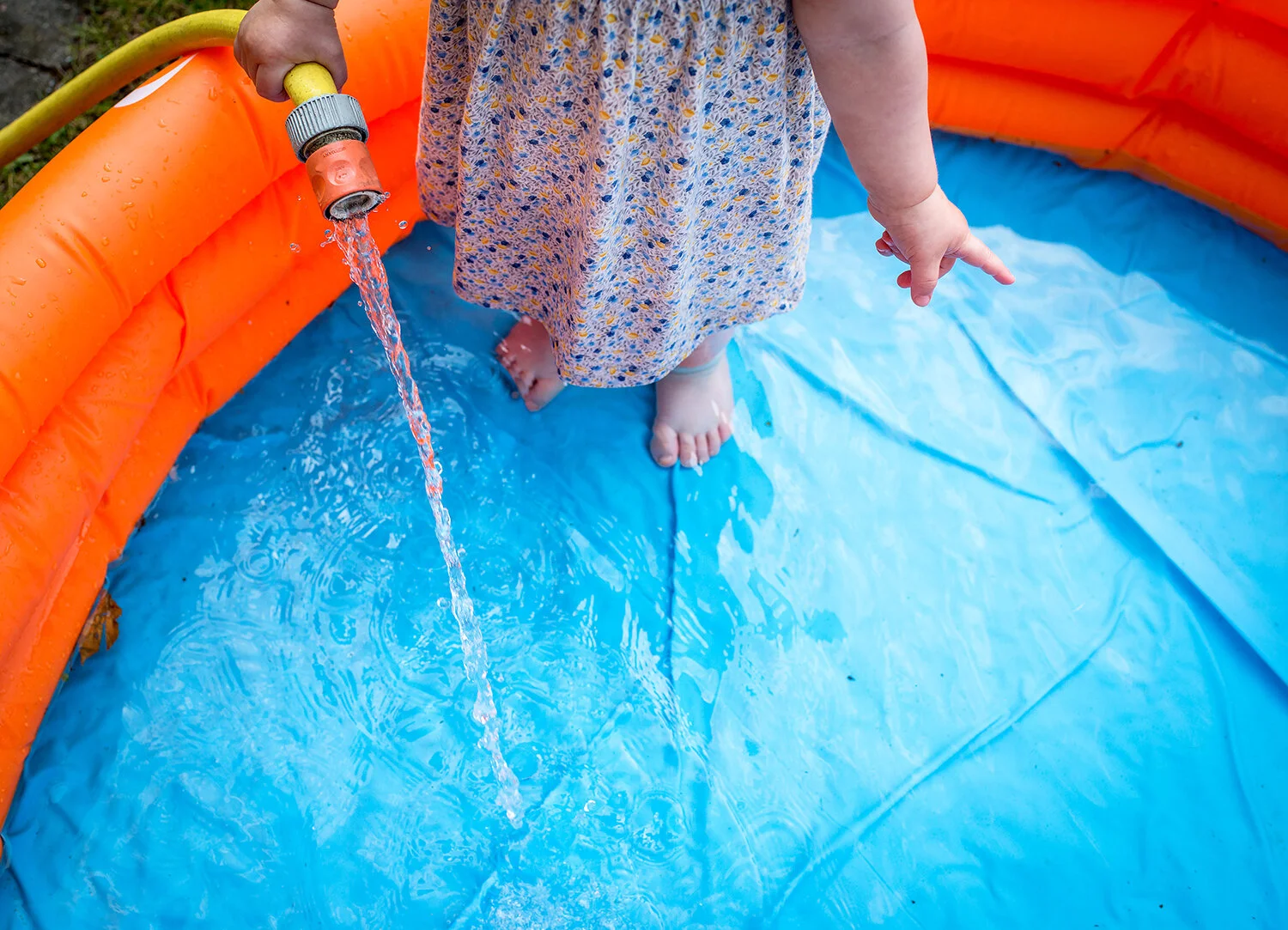 Familienfotos im Garten - Sommer-Fotoshooting in Berlin