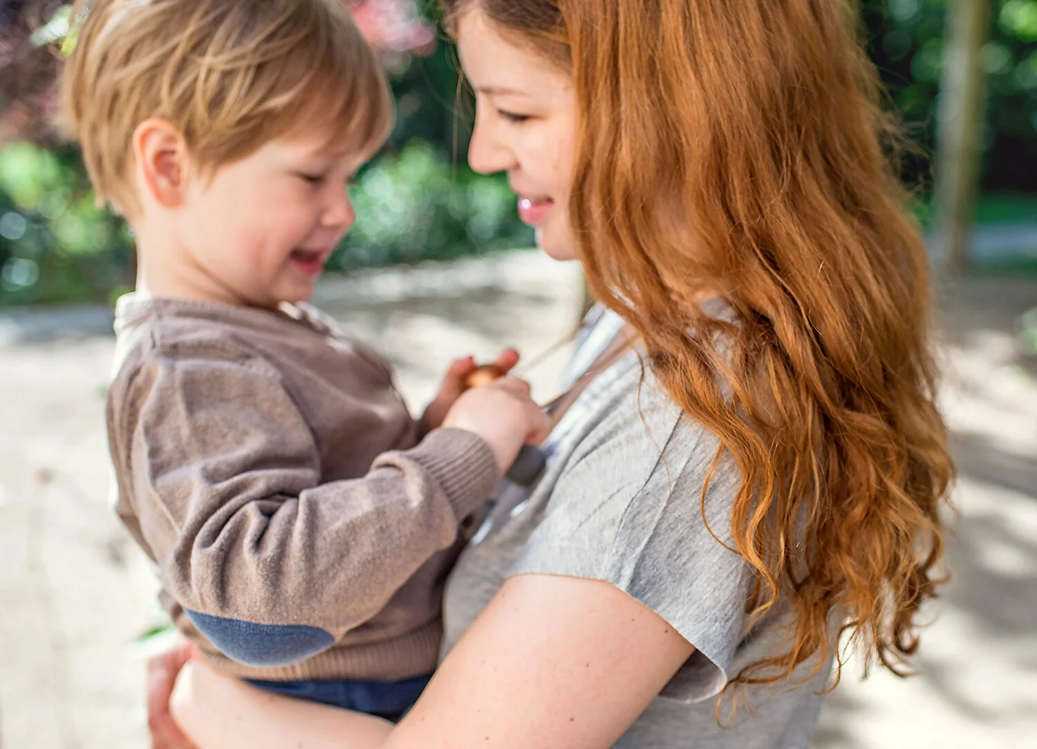 Natürliche Familienfotos im Sommer - Familienshooting in Berlin Pankow