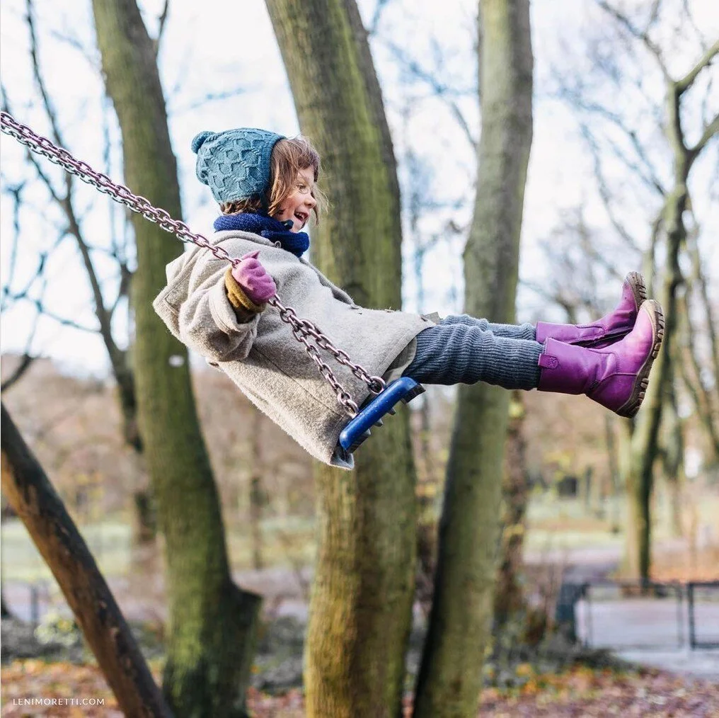 Ganz wichtig f&uuml;r sch&ouml;ne Kinderfotos im Winter: M&ouml;glichst helle und vor allem farbige Sachen! 😊⁠
⁠
H&auml;tte Frida auf diesem Bild ein schwarz-graues Outfit angehabt, w&auml;re das Bild nicht halb so sch&ouml;n geworden. 😉 ⁠
⁠
Im Win