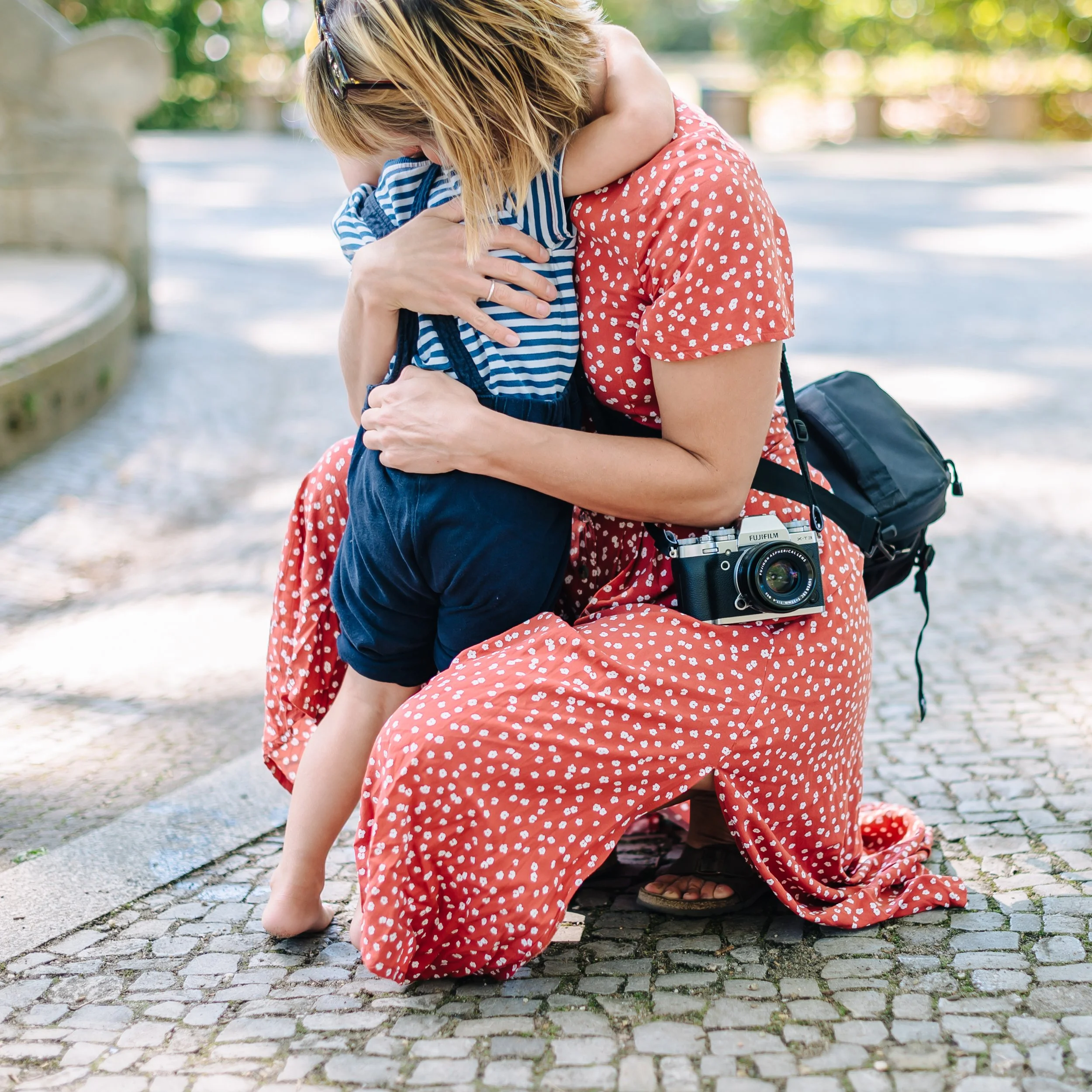 Mama mit Kamera und Kind