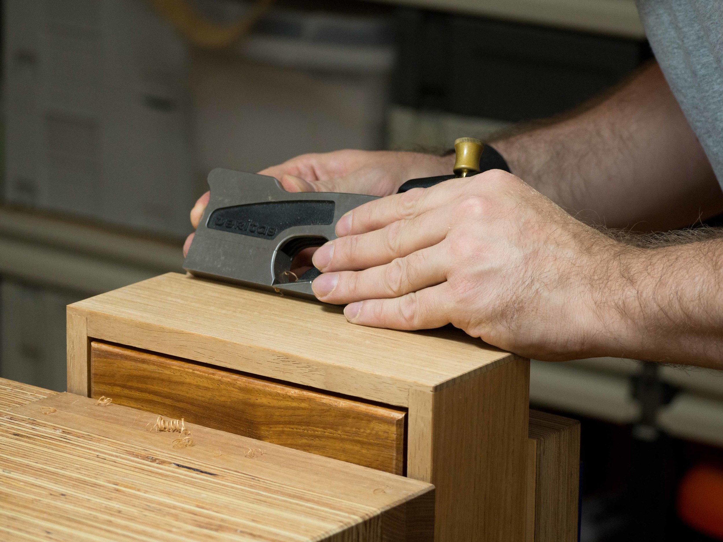 Dale putting a fine chamfer on the edge of his box.