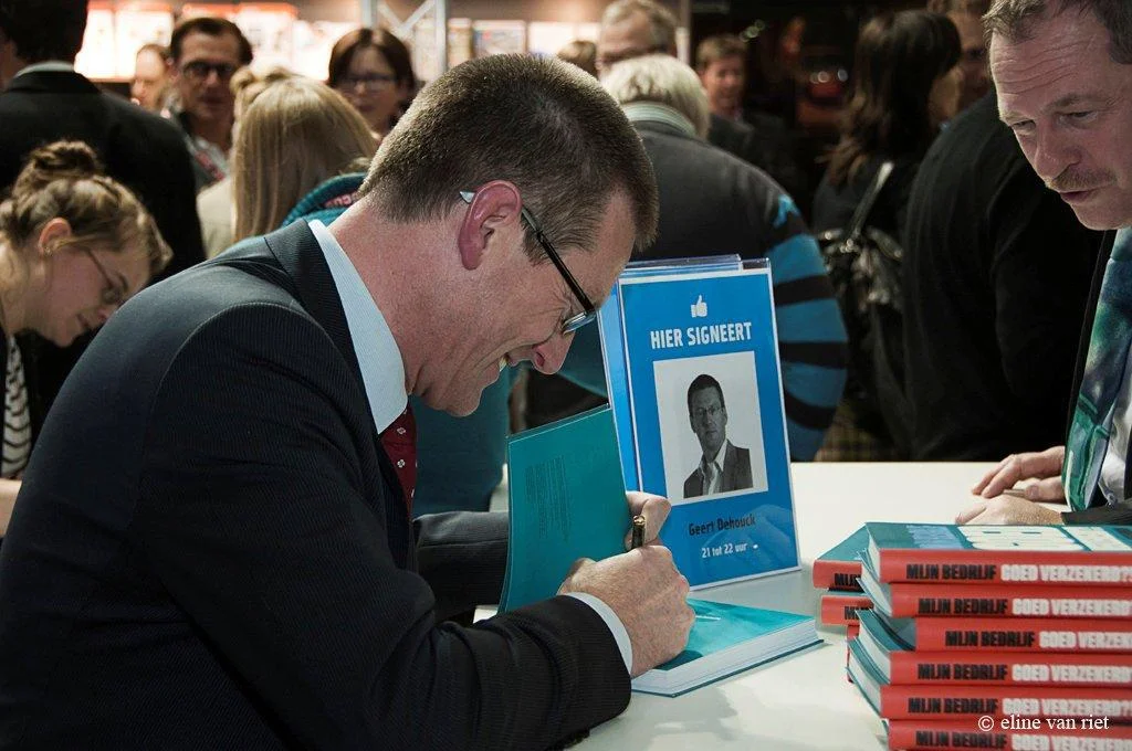 Boekpresentatie_10november2011_061 Geert Dehouck signeert.jpg