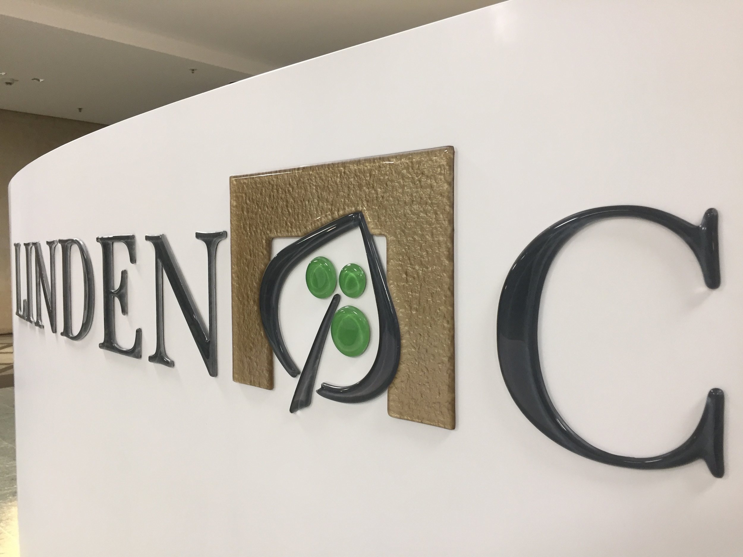 Logo und Schrift in gebogenem Glas, 300 mm hoch