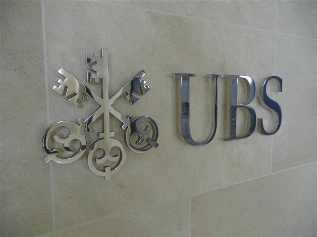 UBS Logo an Wand TG-Zugang detail (Large).JPG
