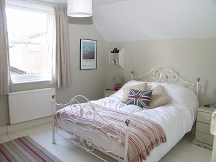 Courtesy of Daily Mail.com This humble bedroom was where the future Queen of England, Kate Middleton, lay her uncrowned head as a little girl.