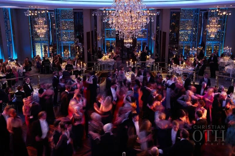 Chandeliers raining down crystals and music for every moment: string instruments to set the mood during cocktails, allowing all ages to chatter...