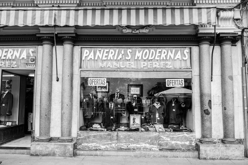 Old-school fashions in Plaza de las Tendillas / Des habits d'une autre époque dans un magasin dans la Plaza de las Tendillas