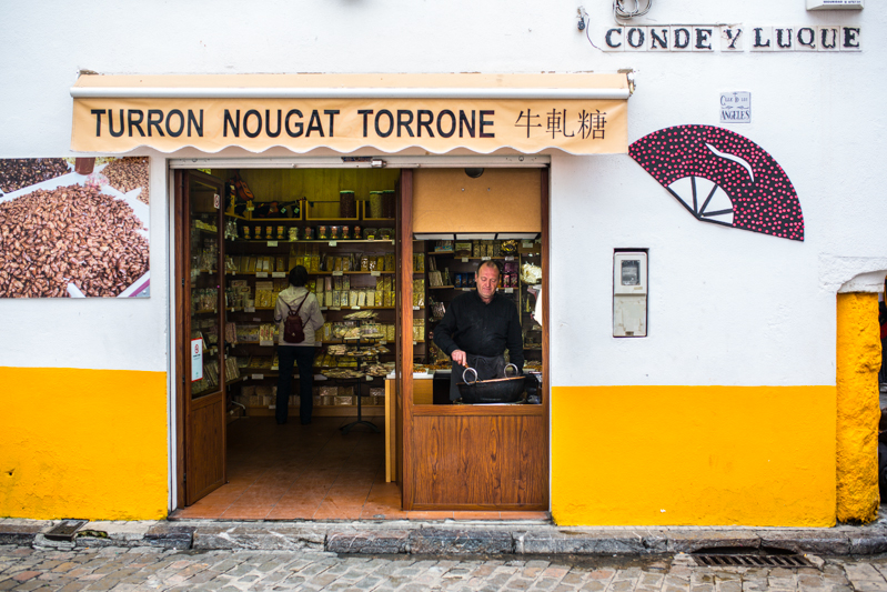 Turron maker in la Juderia / Un homme fait du torrone dans une petite commerce de la Juderia