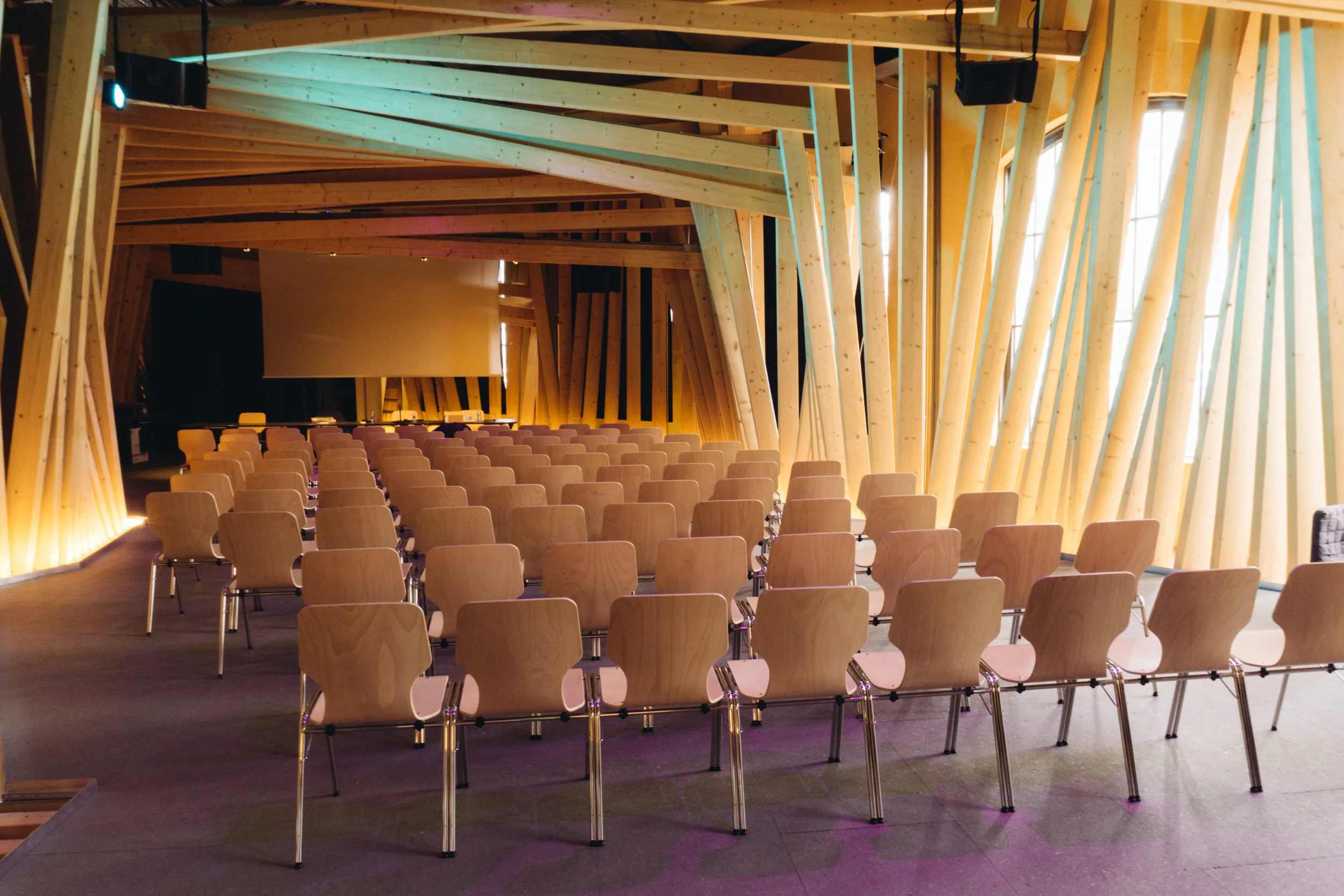 La sala del evento, con capacidad para cien personas.