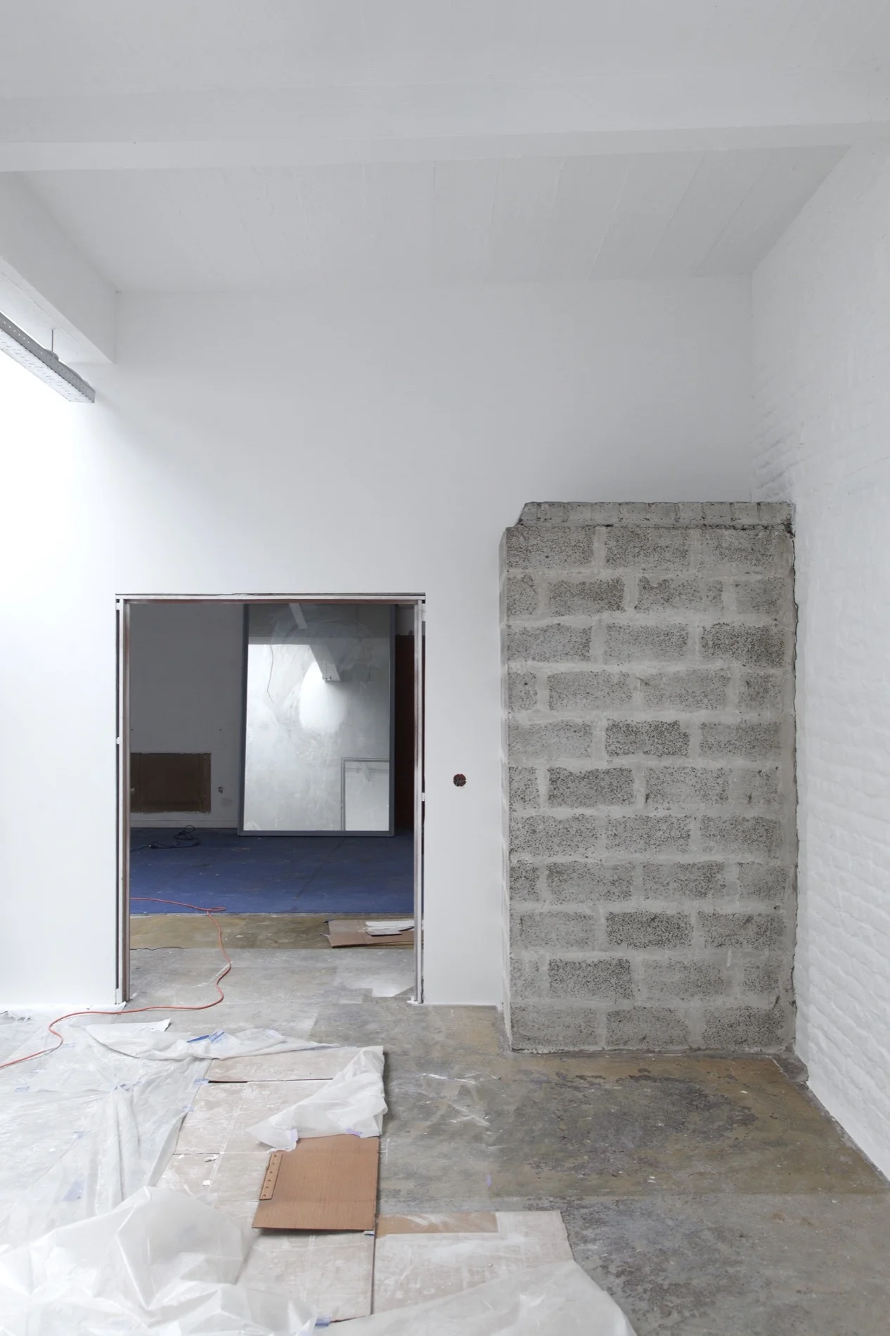 Located closed to the Gare du Midi, the project was mainly about dividing an empty space of 200m2 in three spaces.