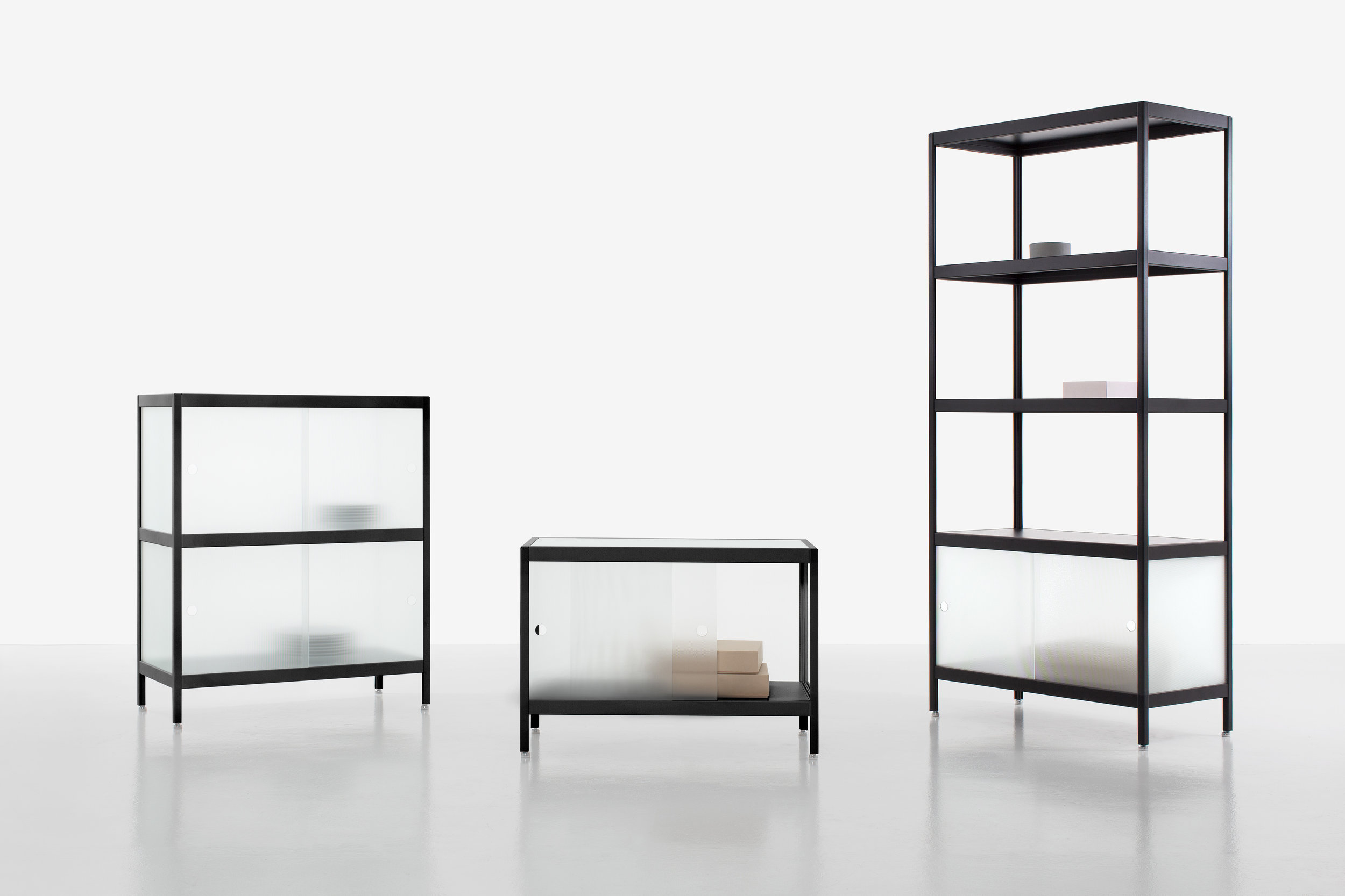 Icon of Belgian design since the 50's, the KEWLOX's storage furniture is based on a smart and clever assembly. The design of the frame is reduced to four corner profiles in steel that maintained all together rails and battens without any screws. 