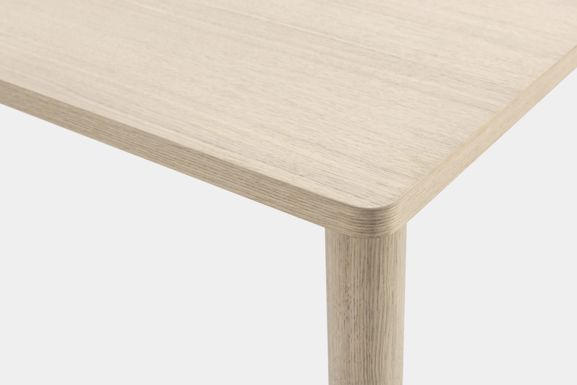 Available in 3 sizes (140-180-220 cm) and finished with Hem’s trademark natural Oak veneer, the Log Table ships flat and assembles in minutes. Photography Hem’s team Julien Renault Buy a LOG Table on Hem’s website