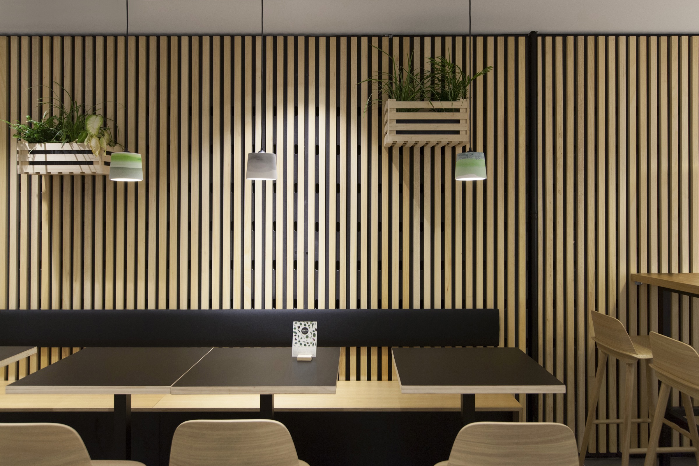 Through the production method each shade is unique in colour composition. Perfect for kitchens, restaurants and bars, This surprising family of lights invites you to combine colours in rows and arrangements.