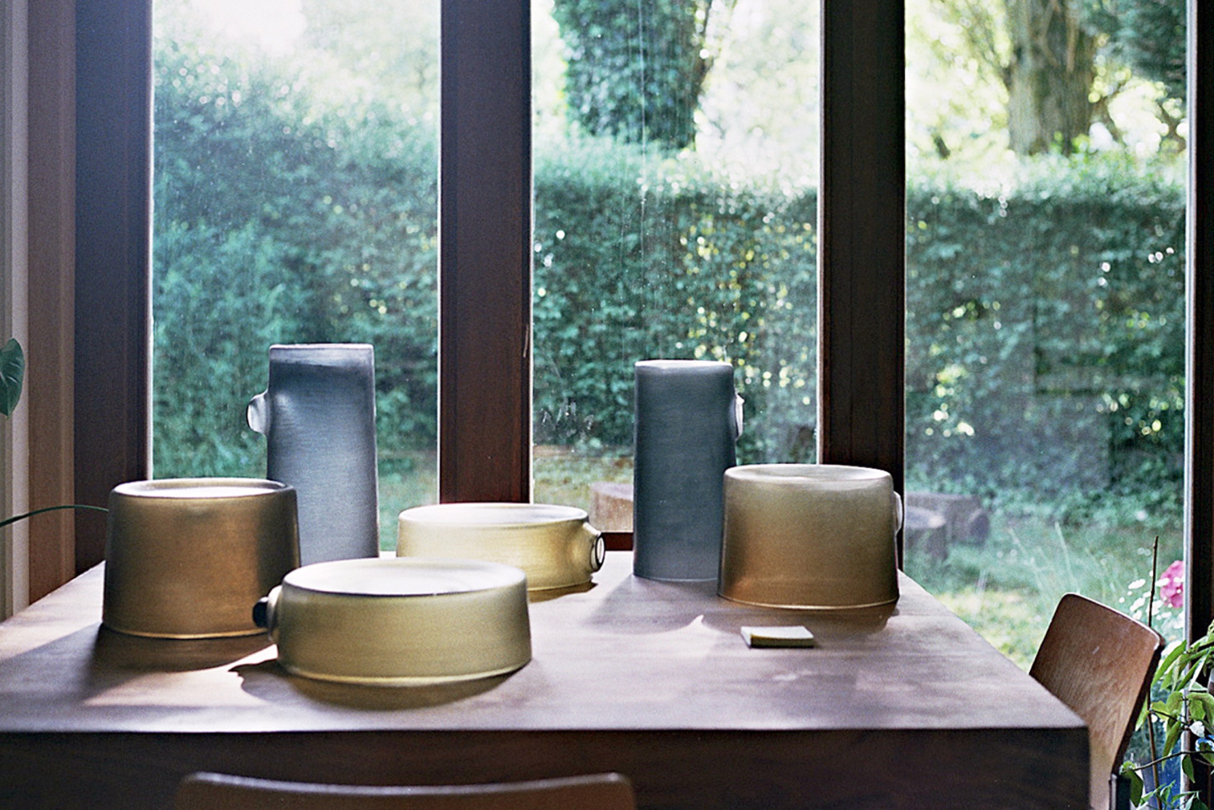 Back to nature, with earth, air wind and fire. These lamps are mouth blown in a wooden mould sculpted from a tree trunk. The glass expands into the mould by the glass blower.