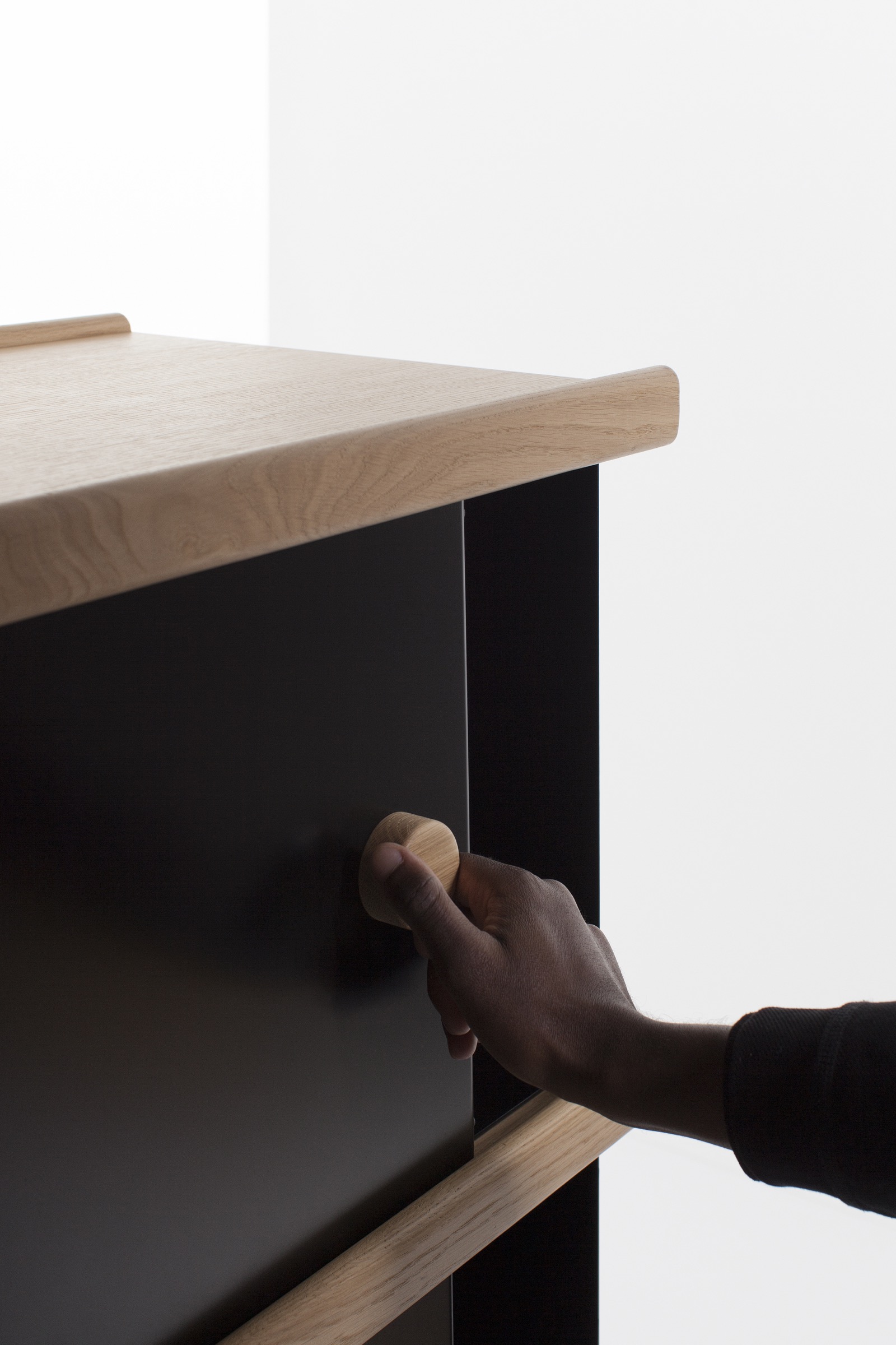 CRUSO_PHOTO_JULIENRENAULT_BIG_GAME_ETAGERE_DETAILS_BLACK_01.05.jpg