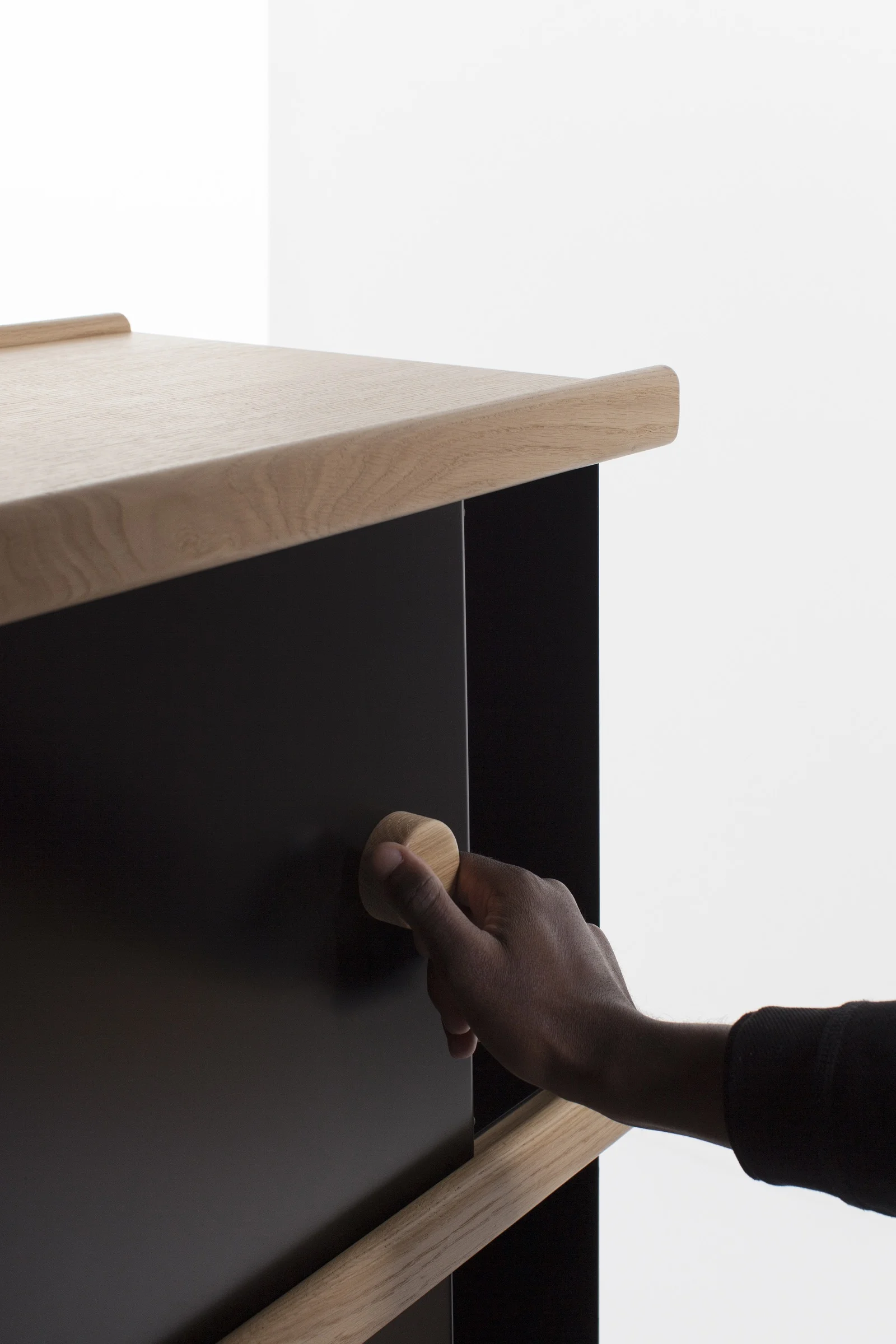CRUSO_PHOTO_JULIENRENAULT_BIG_GAME_ETAGERE_DETAILS_BLACK_01.05.jpg