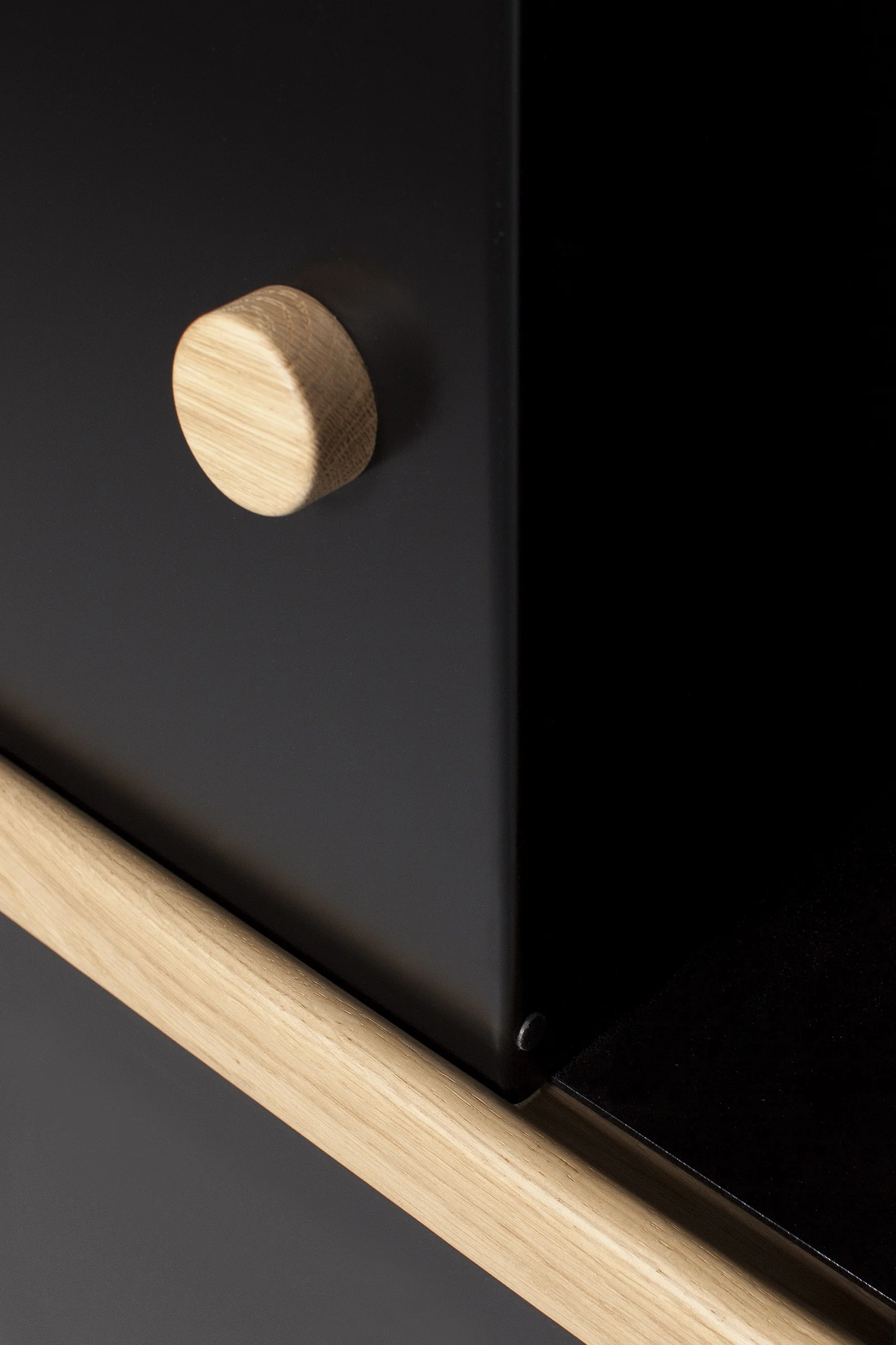 CRUSO_PHOTO_JULIENRENAULT_BIG_GAME_ETAGERE_DETAILS_BLACK_01.09.jpg