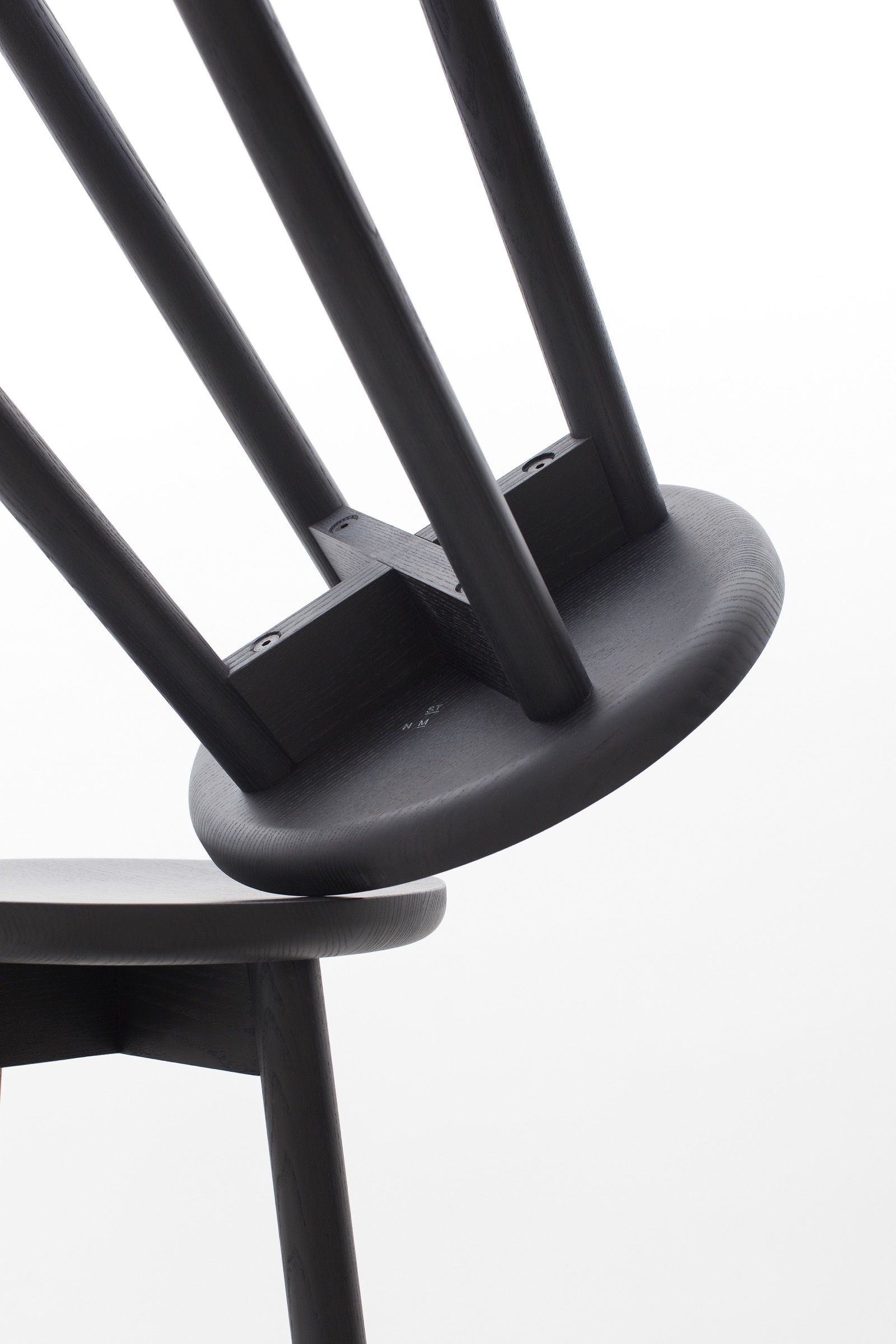 STATTMANN_NEUE_MOEBEL_PROFILE_STOOL_SYLVAINWILLENZ_PHOTOGRAPHY_JULIENRENAULT_DETAILS_01.11.jpg
