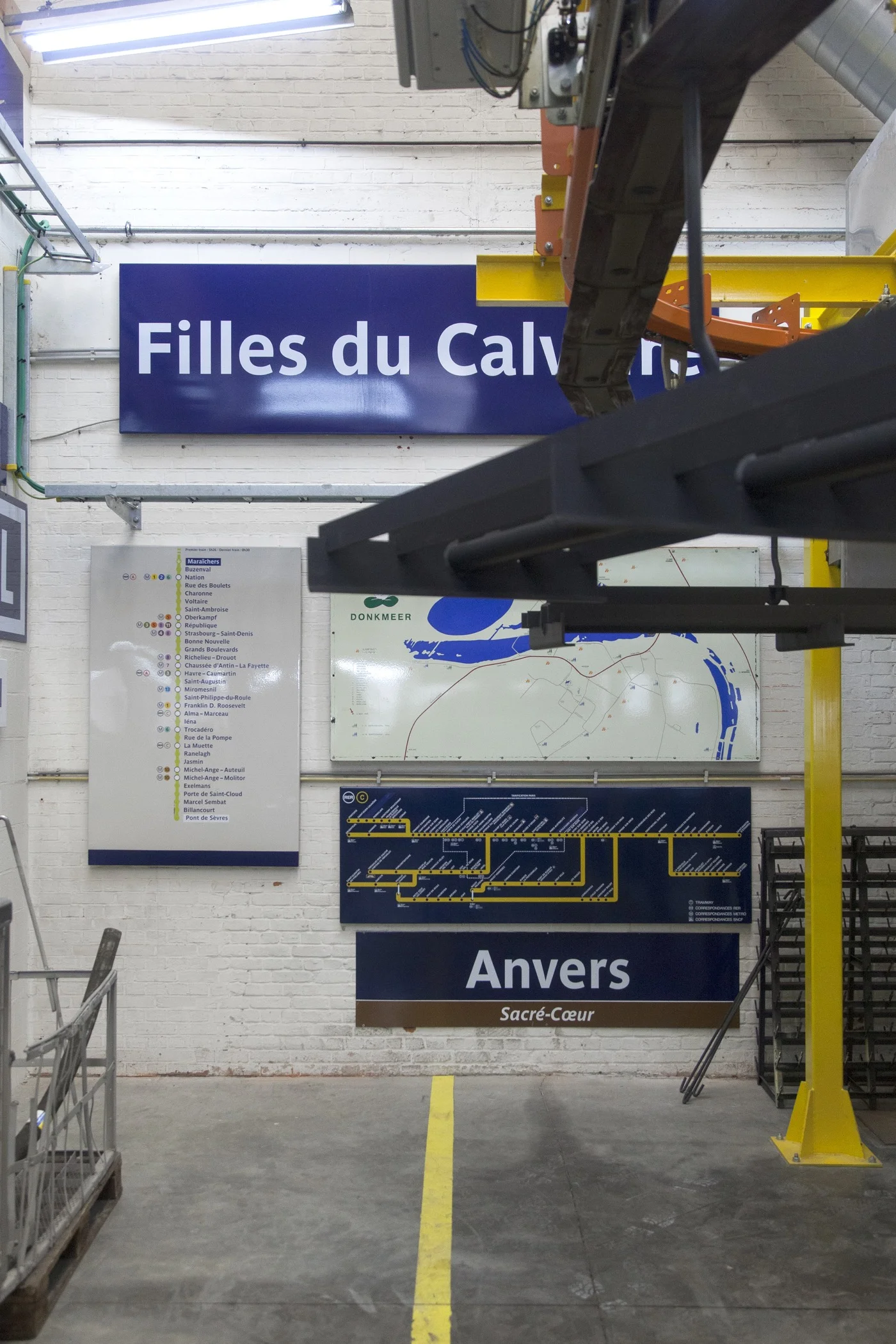 The project has been made in collaboration with Emaillerie Belge, one of the last enamelling companies in Europe. Their work is mostly found on street panels. This project is a way of putting on display their knowhow and bringing it into homes.