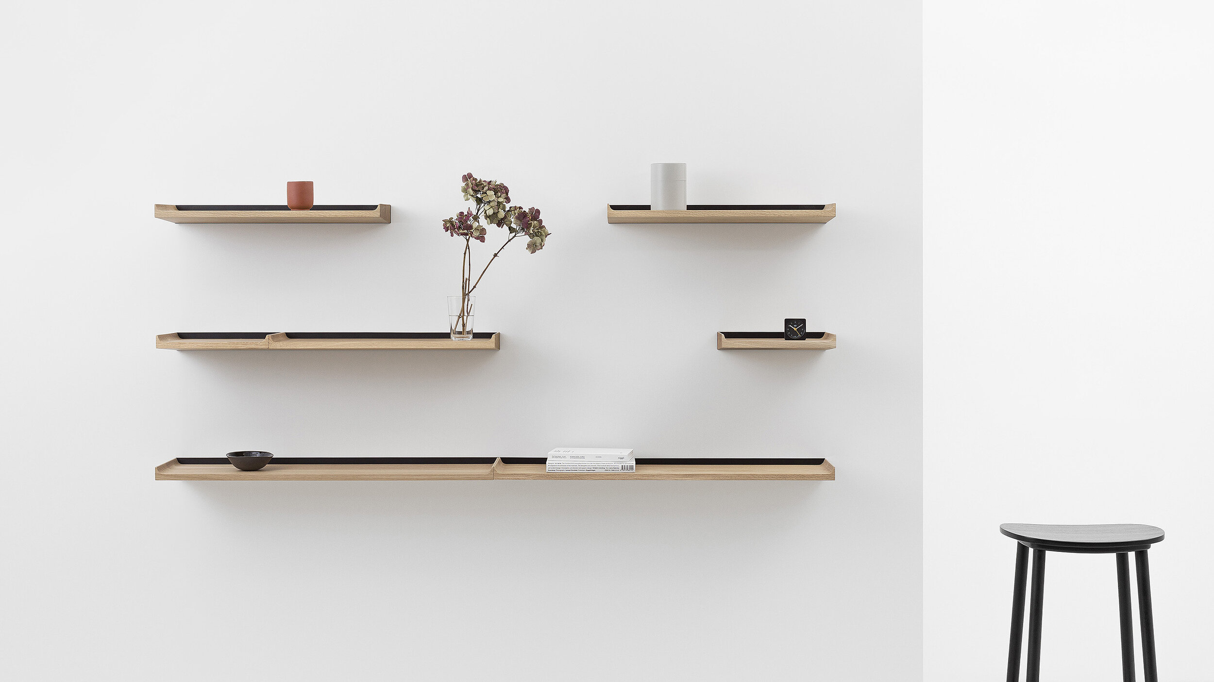 Hanging freely from the wall, the oak becomes the centre of attention and an object in itself. Emphasising its warmth and strength.
