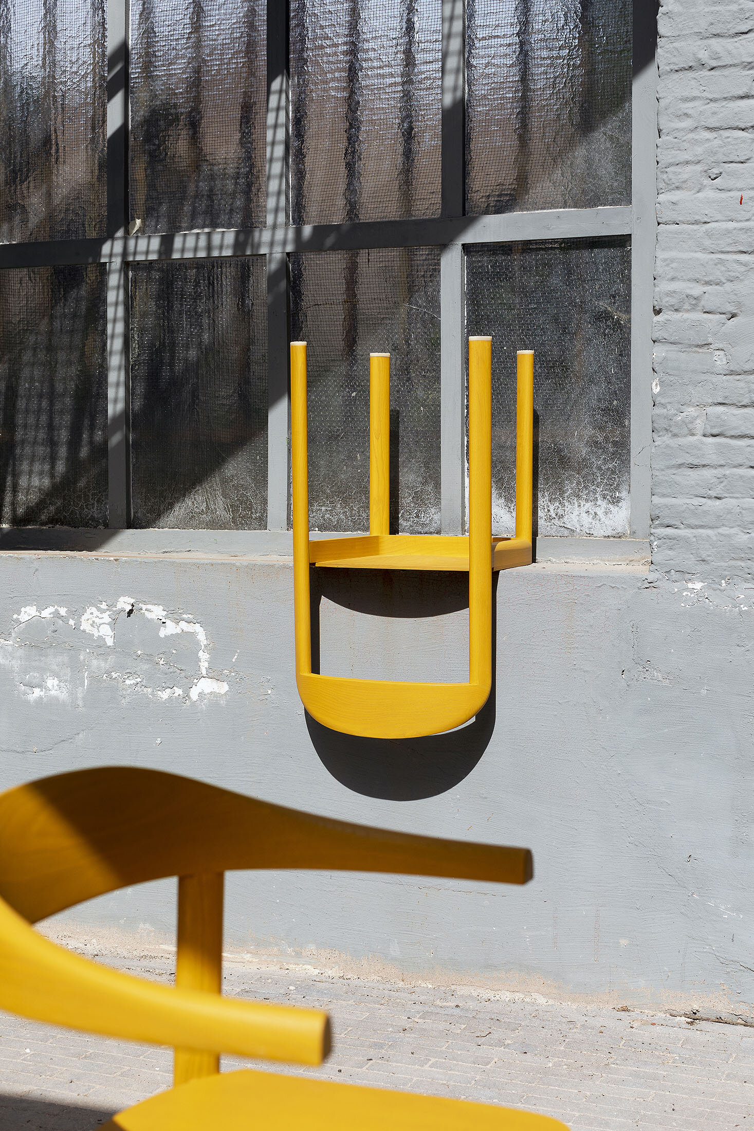 STATTMANN_APOINTOFVIEW_PHOTOGRAPHY_JULIENRENAULT_CURV_CHAIR_COURTYARD_01.07.jpg