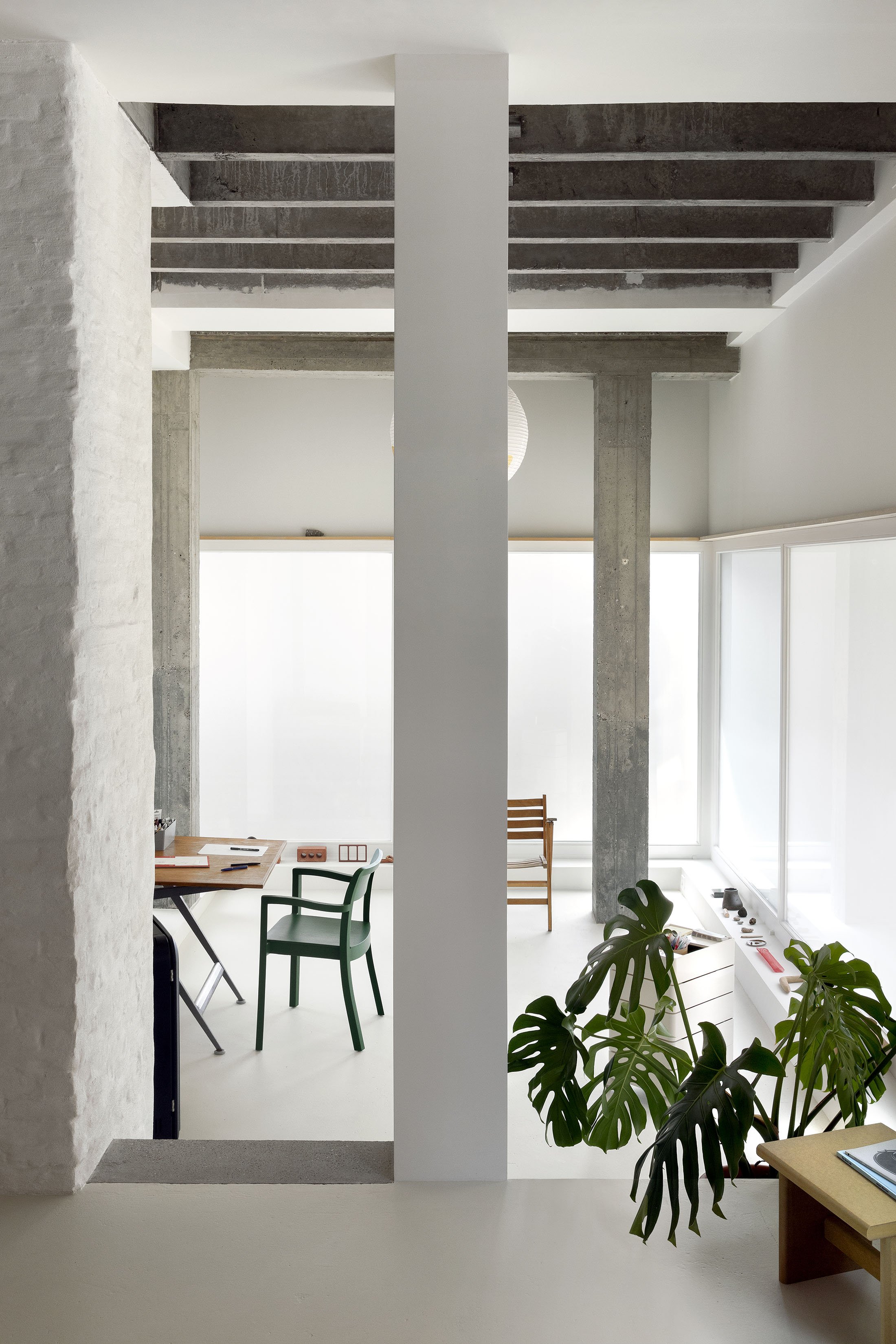 An object doesn’t just exist on its own, it is closely connected to its environment and all the different ways we perceive and use it. The work of Julien Renault demonstrates a strong awareness of the interconnectedness of objects and their surround