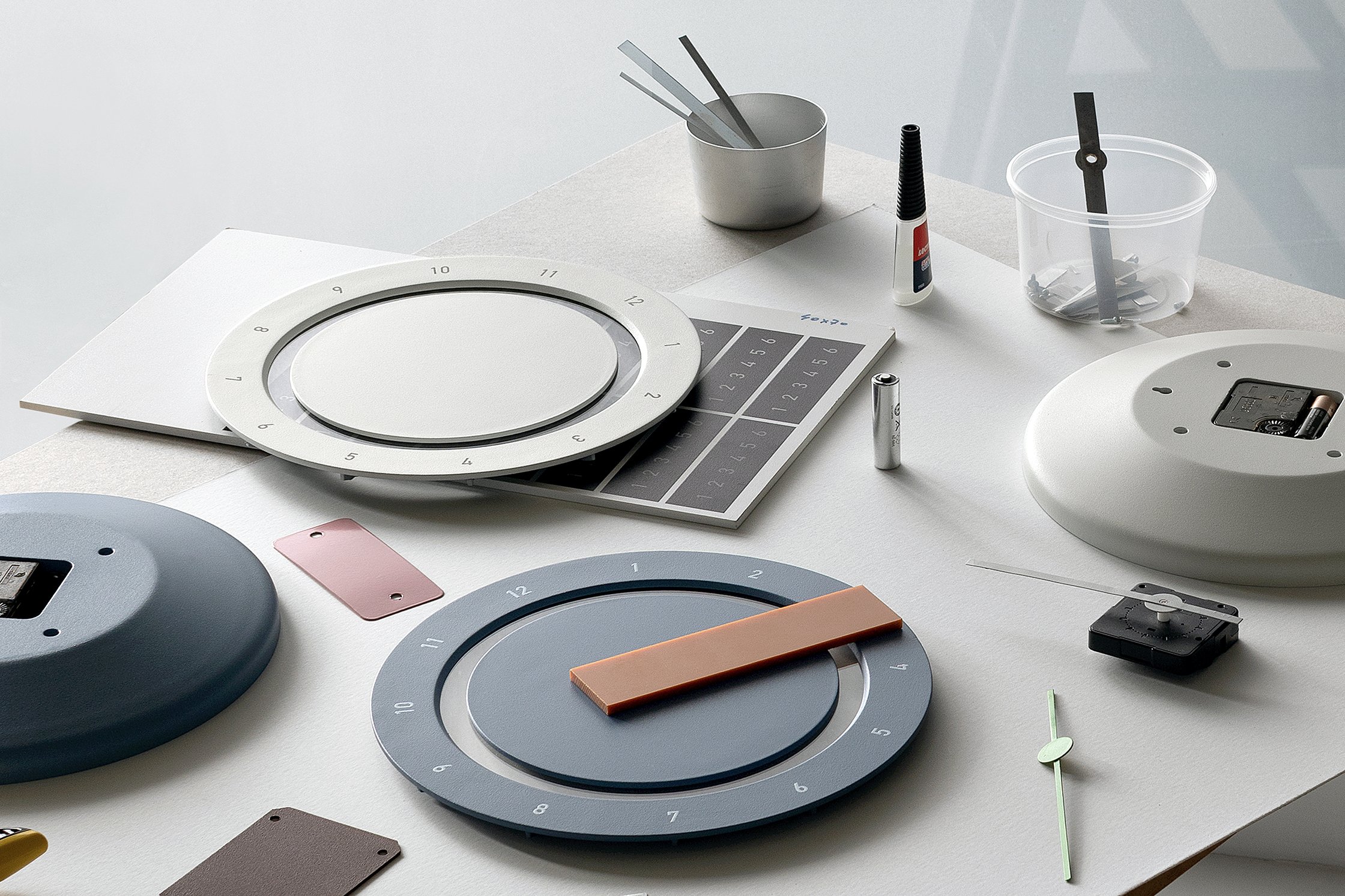  The Le Mans wall clock captures this continuous movement, but, unlike other clocks, the rotation here seems not to occur on an axis. Instead it moves around an internal ring, and the hands, like satellites, rotate at their own rhythm, never revealin