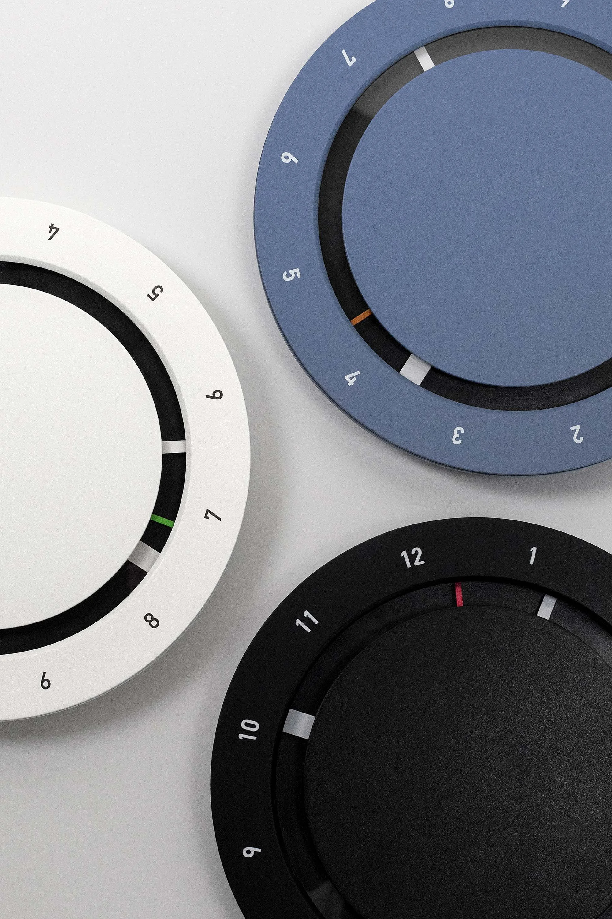  The numbers on the lower half of the clock are oriented to ensure the time remains clear despite the hands’ unusual rotation. The clock shifts continuously yet never loses its clear purpose. 