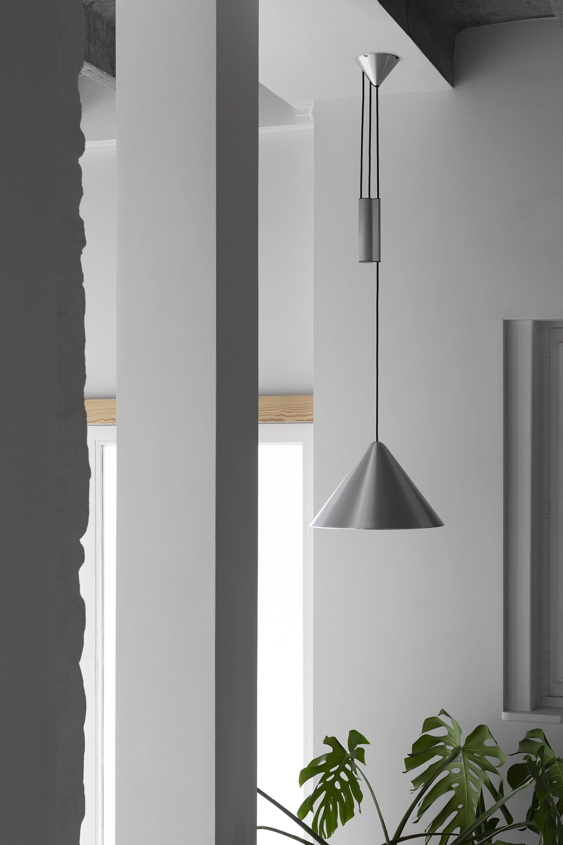  In addition to a traditional static model, Compass is also available in a height-adjustable variant, allowing users to precisely position the light according to their activity. 