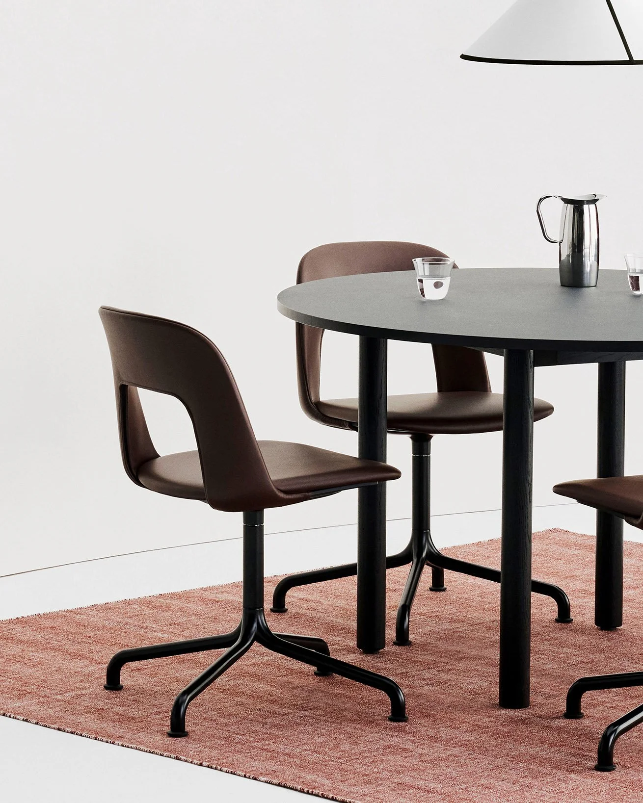  Offering natural support and flexibility, it is well suited to cafés, canteens, conference halls, and a variety of domestic settings. 