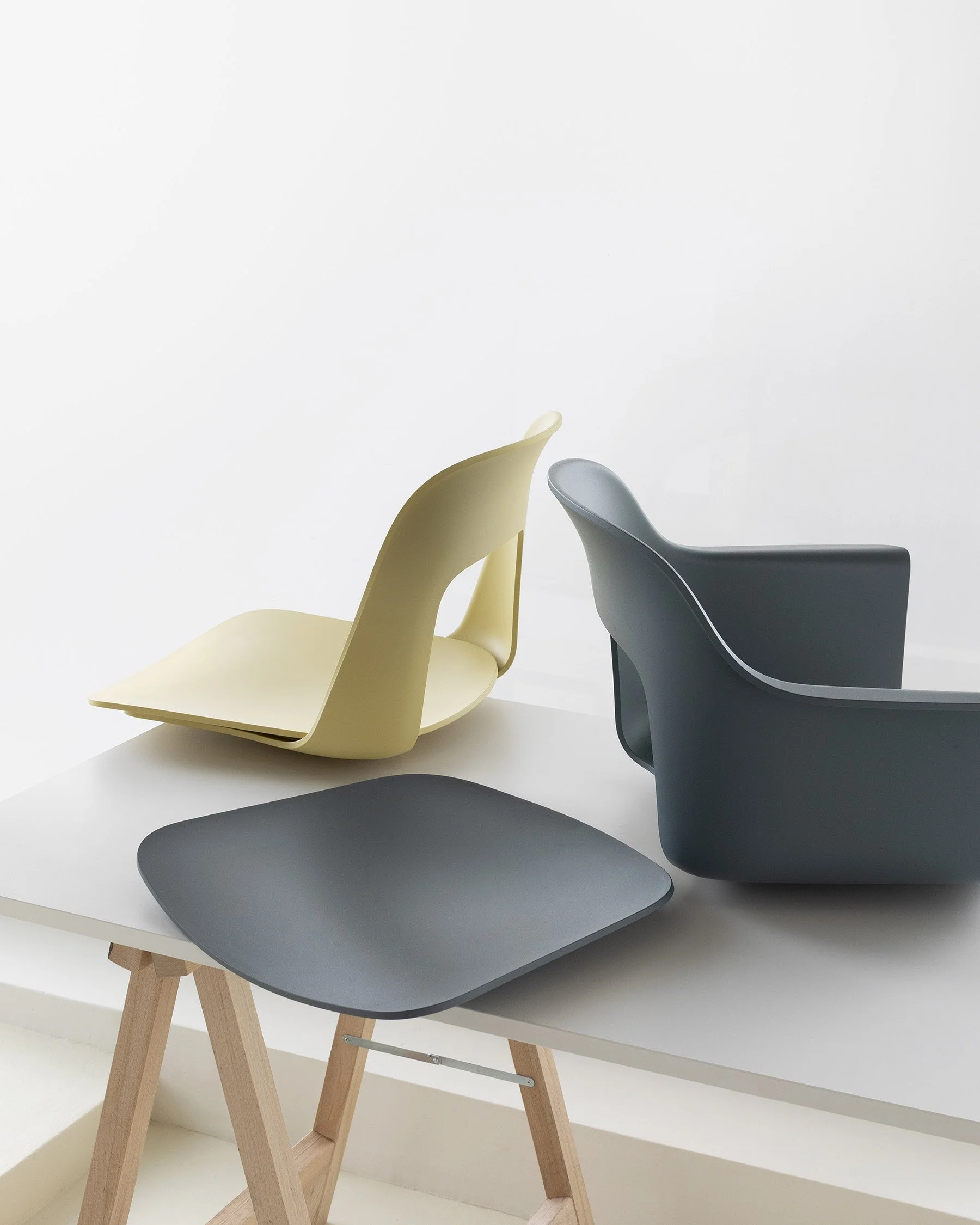  Characterised by the opening in the backrest, the chair combines visual lightness with a compact, space-efficient form. 