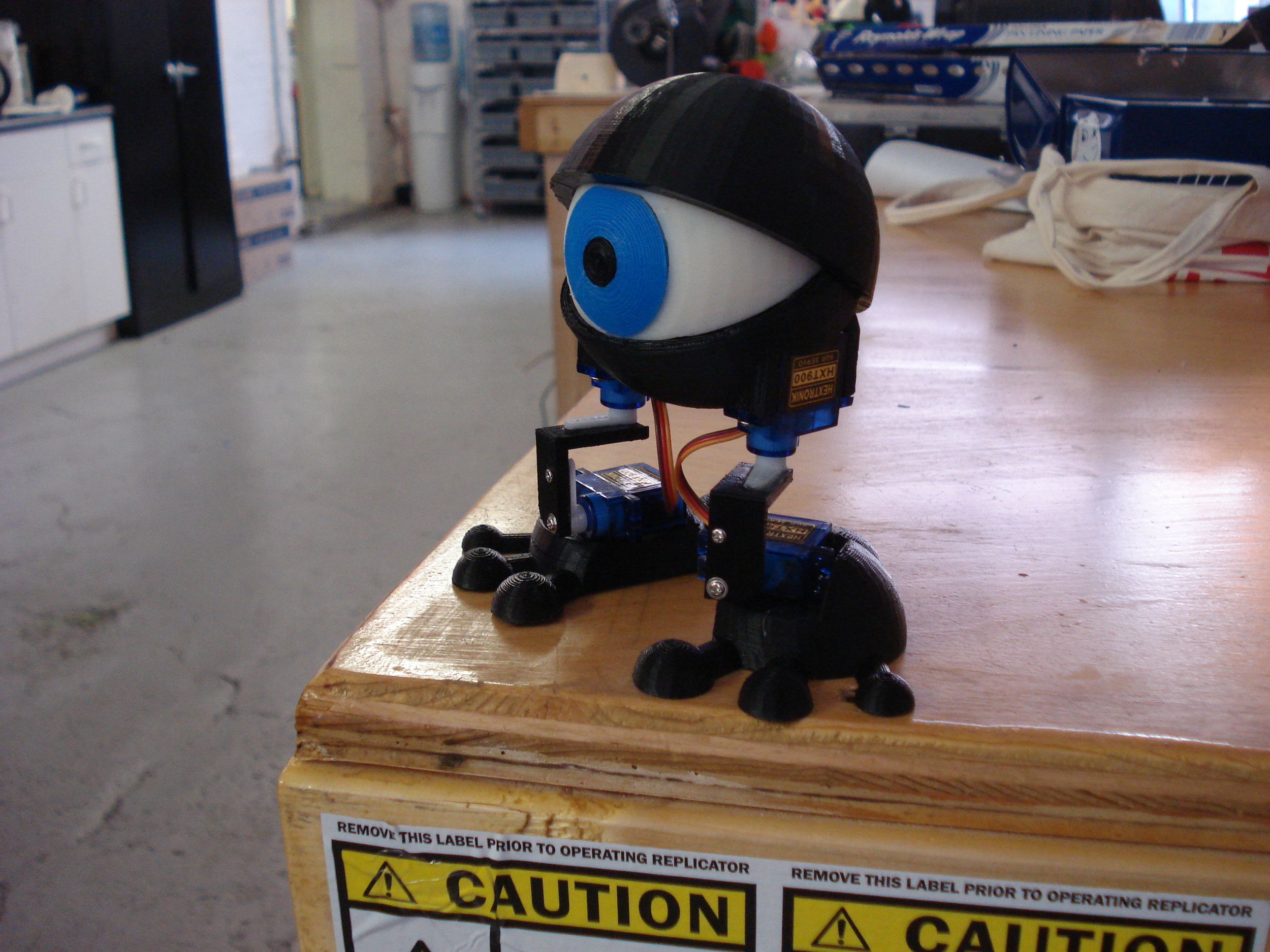  Minion is lonely.  The desk is so tall, he can't get down. Will you be his friend?  @makerbot   @makerfairekc  