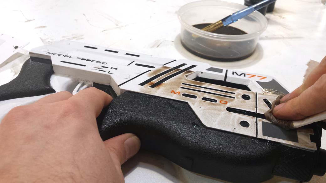 Applying the Weathering Wash to the 3D Printed Cosplay Mass Effect Pistol