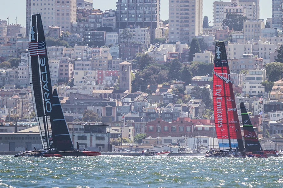 Oracle & Emirates racing up the city front on race one!