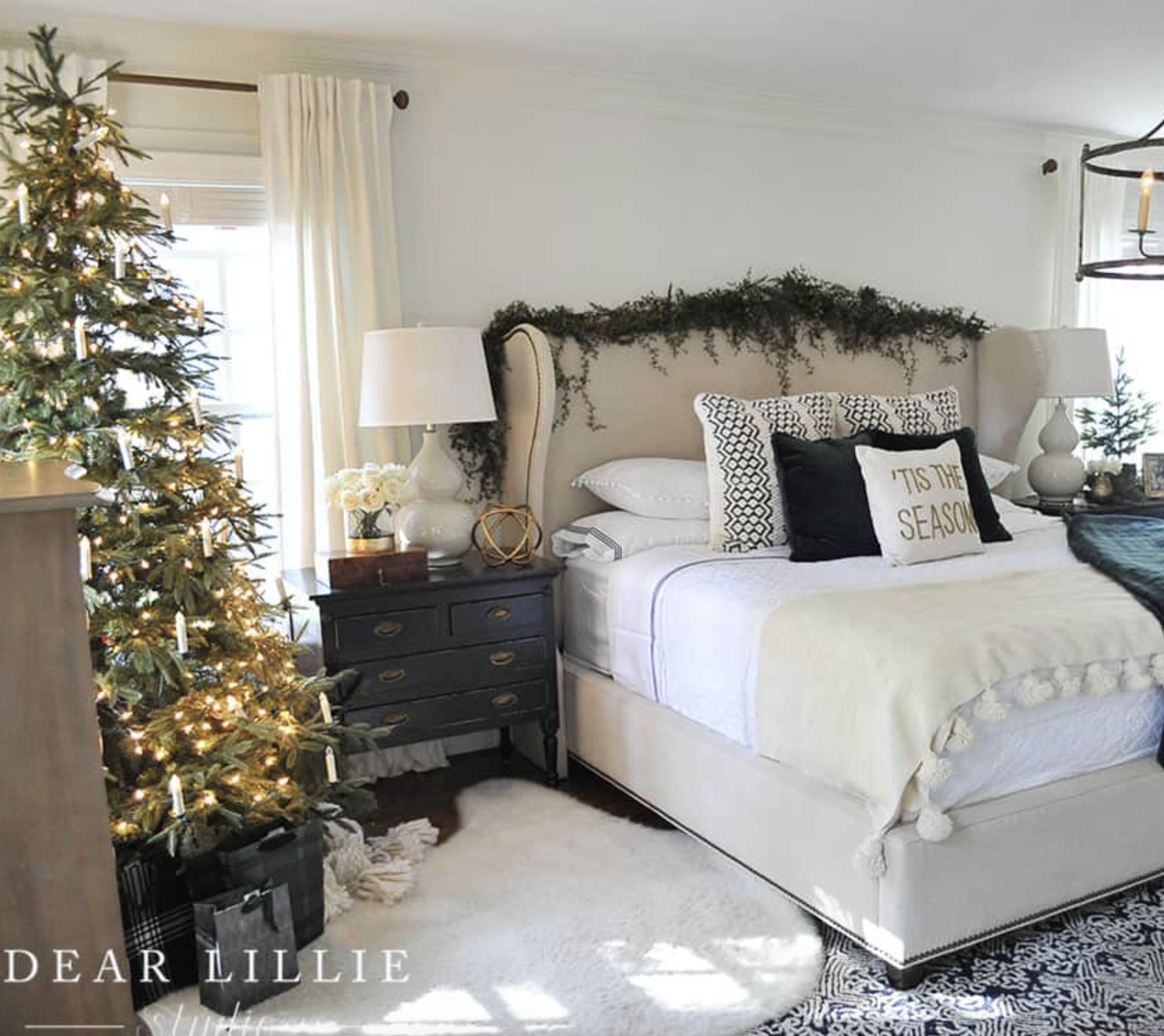 25+ Festive and Cozy Christmas Bedroom Decorating Ideas You Will Want ...