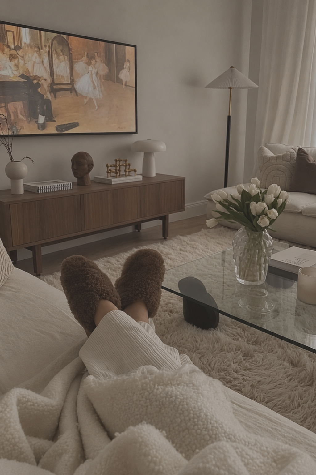 22+ Earth Toned Organic Modern Living Rooms You Will Love ( In 2026 )