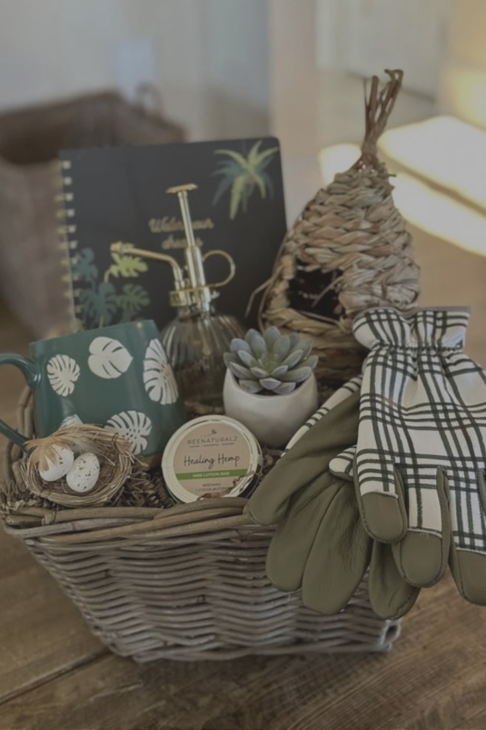 What to Put in a Gardener’s Gift Basket (33+ creative ideas to copy)