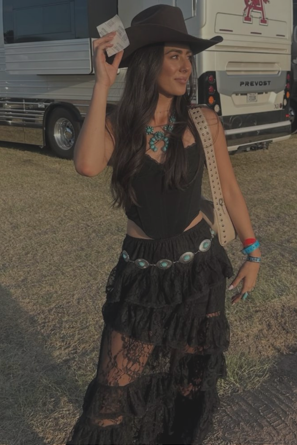 25+ Chic Cowgirl Outfit Ideas for Houston Rodeo 2026 (What to Wear Guide)