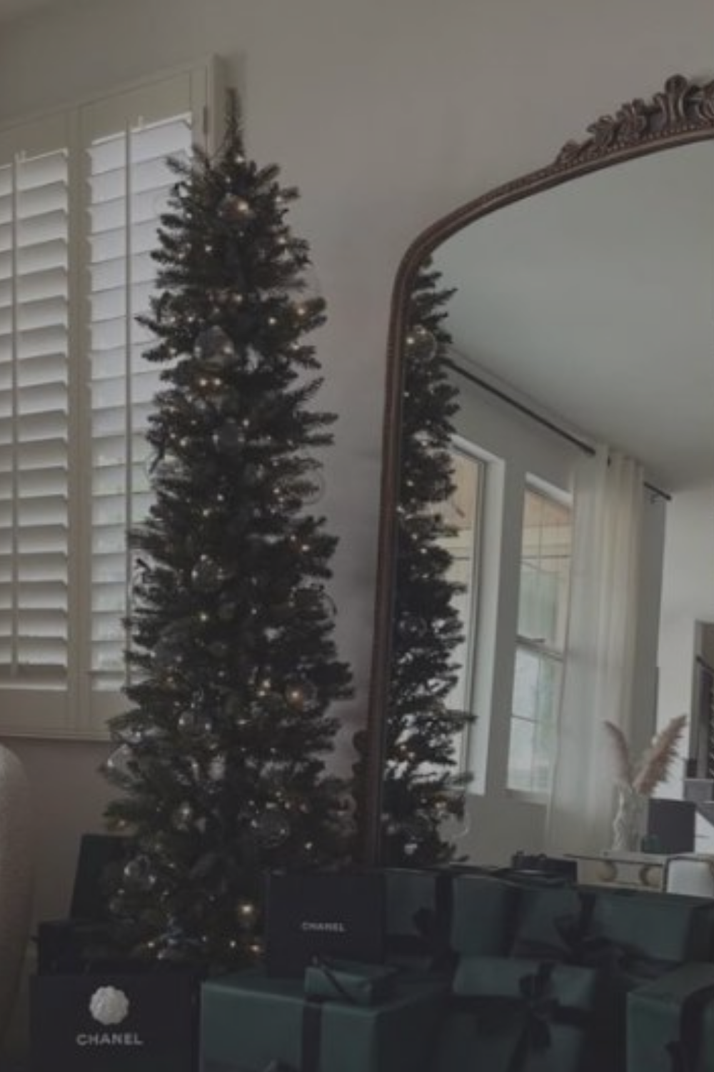 45 Chic Black Christmas Décor Ideas for a Modern, Luxurious Holiday Home