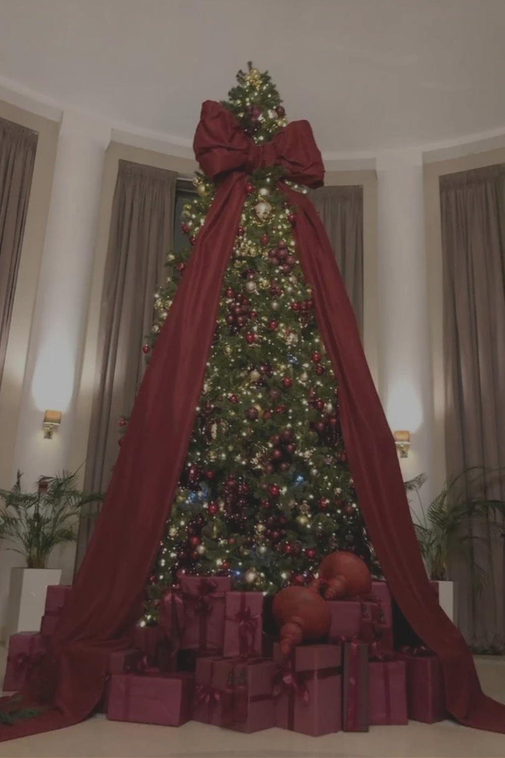 30+ Glamorous Burgundy Christmas Tree Ideas for a Luxe Holiday Look