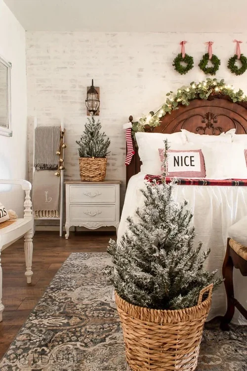 25+ Festive and Cozy Christmas Bedroom Decorating Ideas You Will Want ...