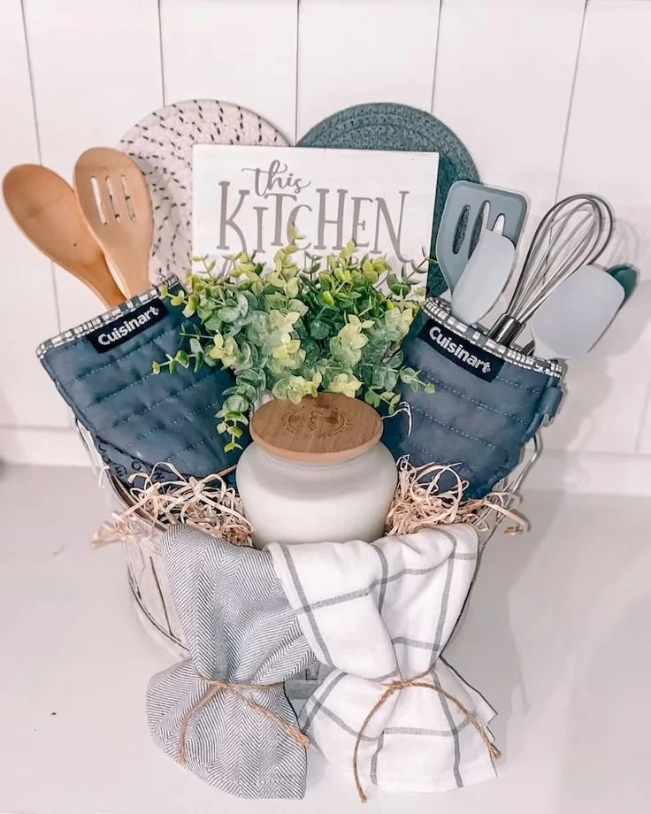 How to Put Together the Perfect Housewarming Gift Basket (17+ Creative Ideas & Themes)