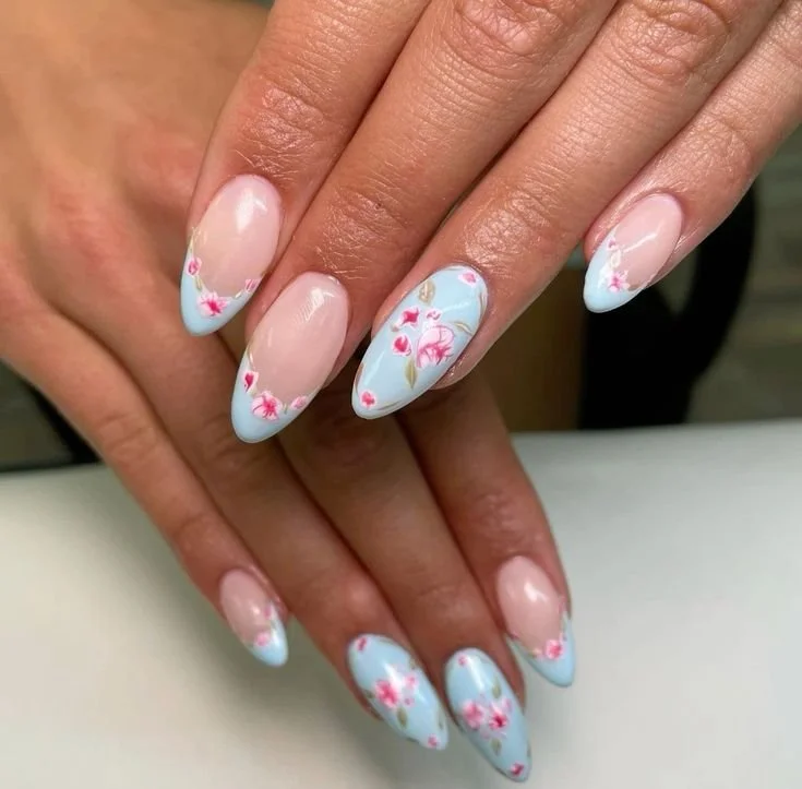 Floral almond nail inspo